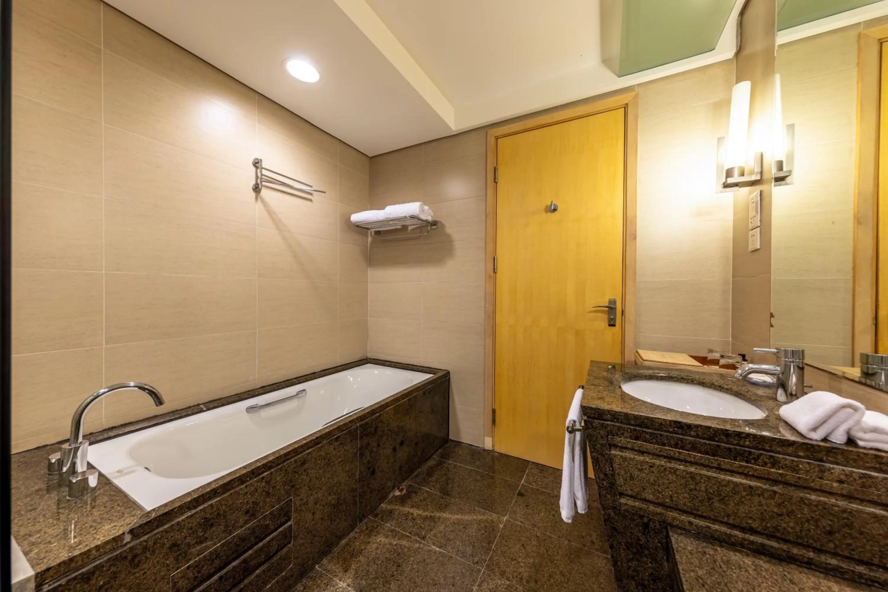 Bathroom in Weihai Haiyue Jianguo Hotel