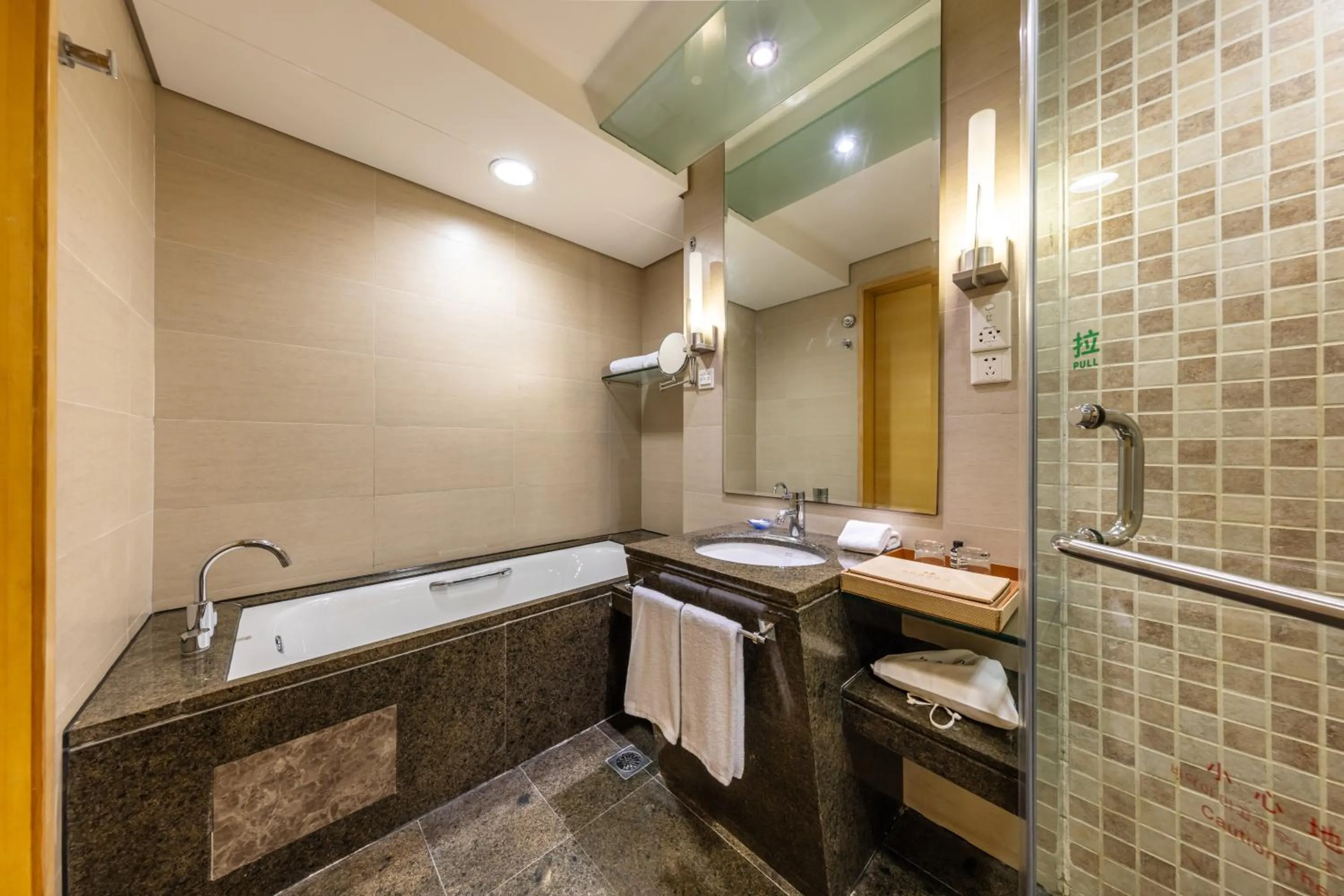 Bathroom in Weihai Haiyue Jianguo Hotel