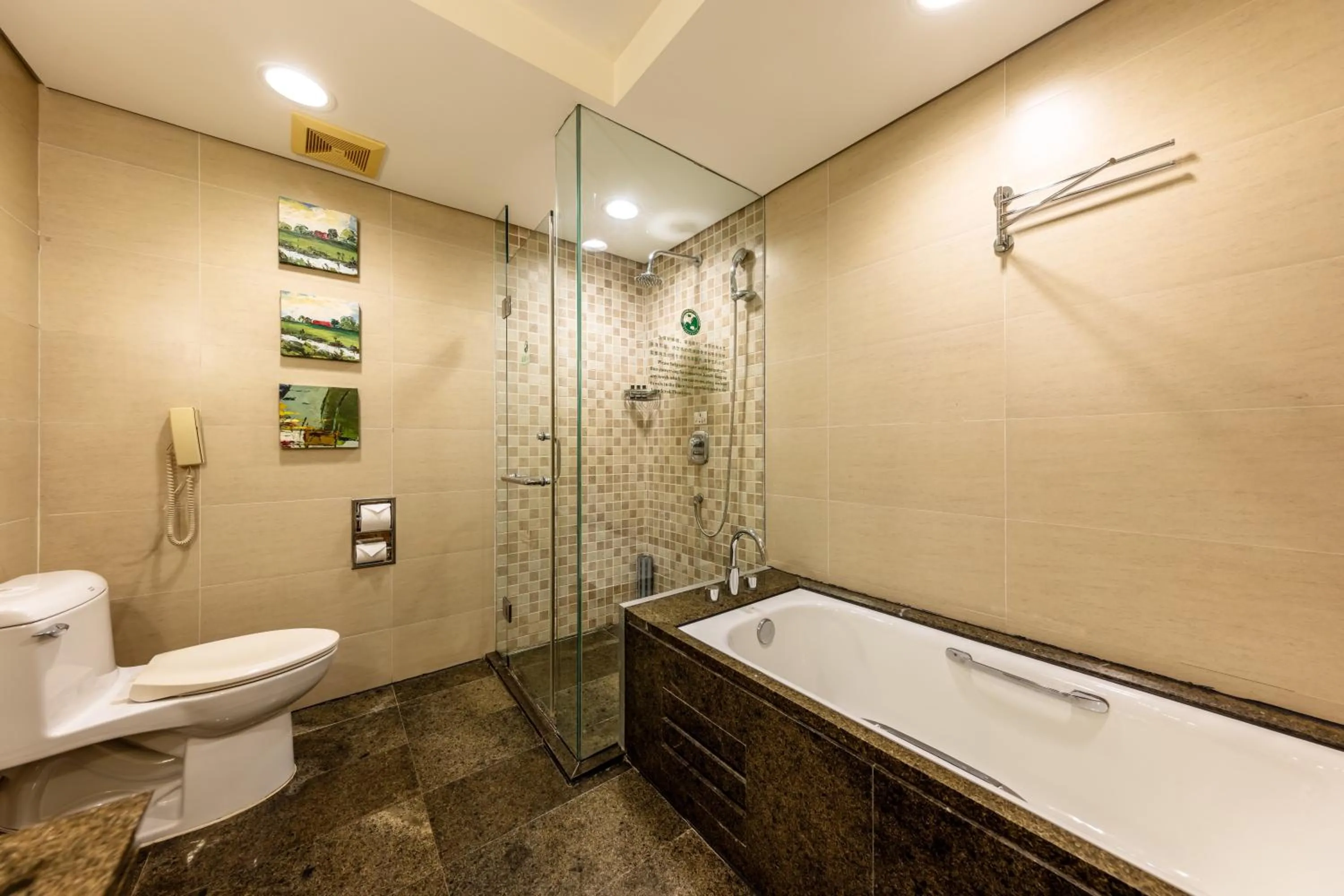 Toilet in Weihai Haiyue Jianguo Hotel