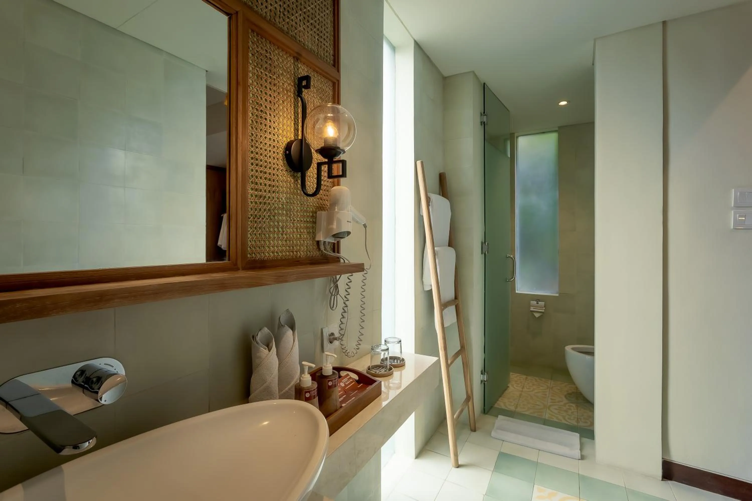 Toilet in Fourteen Roses Boutique Hotel, Kuta