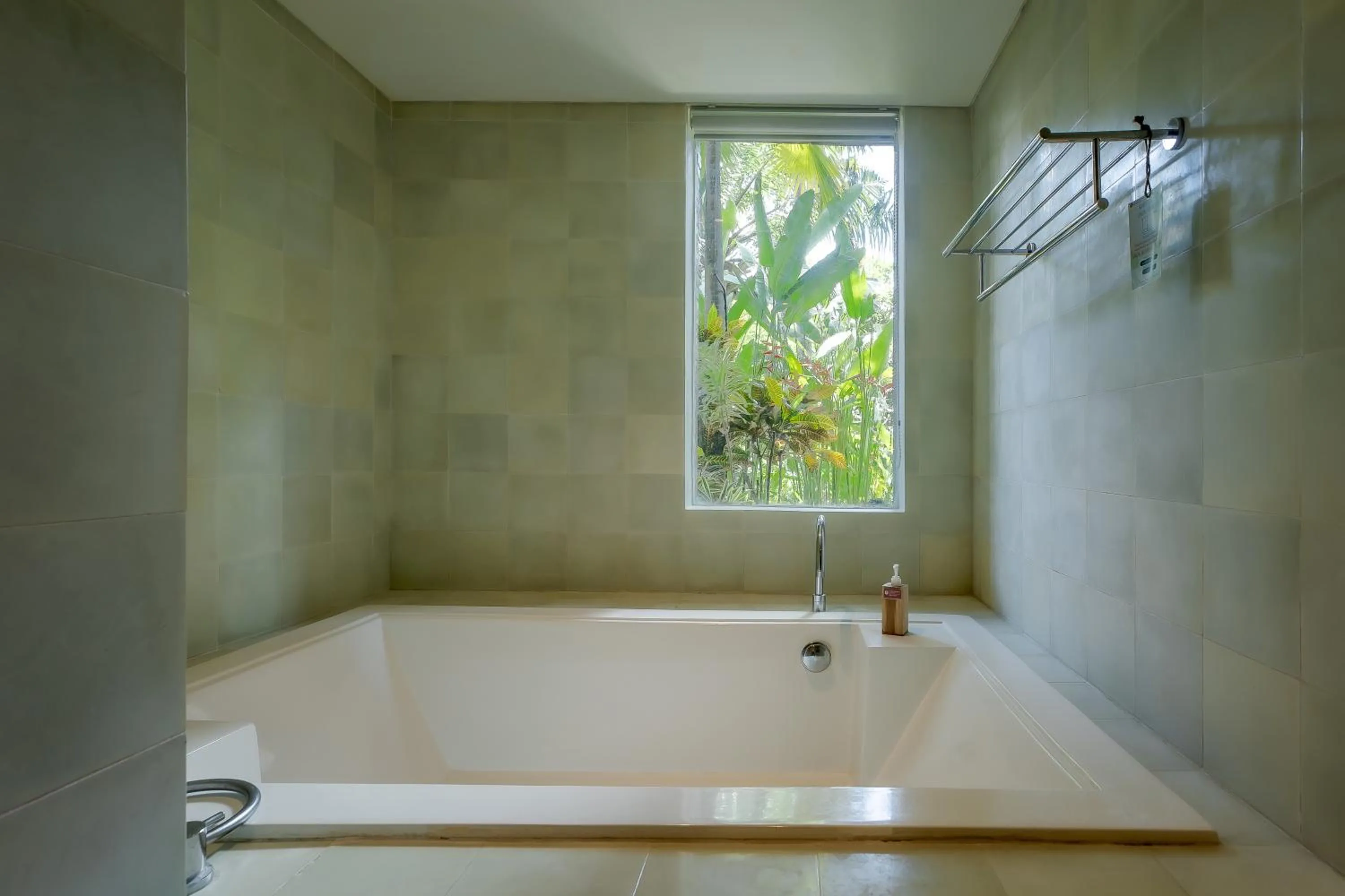 Bathroom in Fourteen Roses Boutique Hotel, Kuta