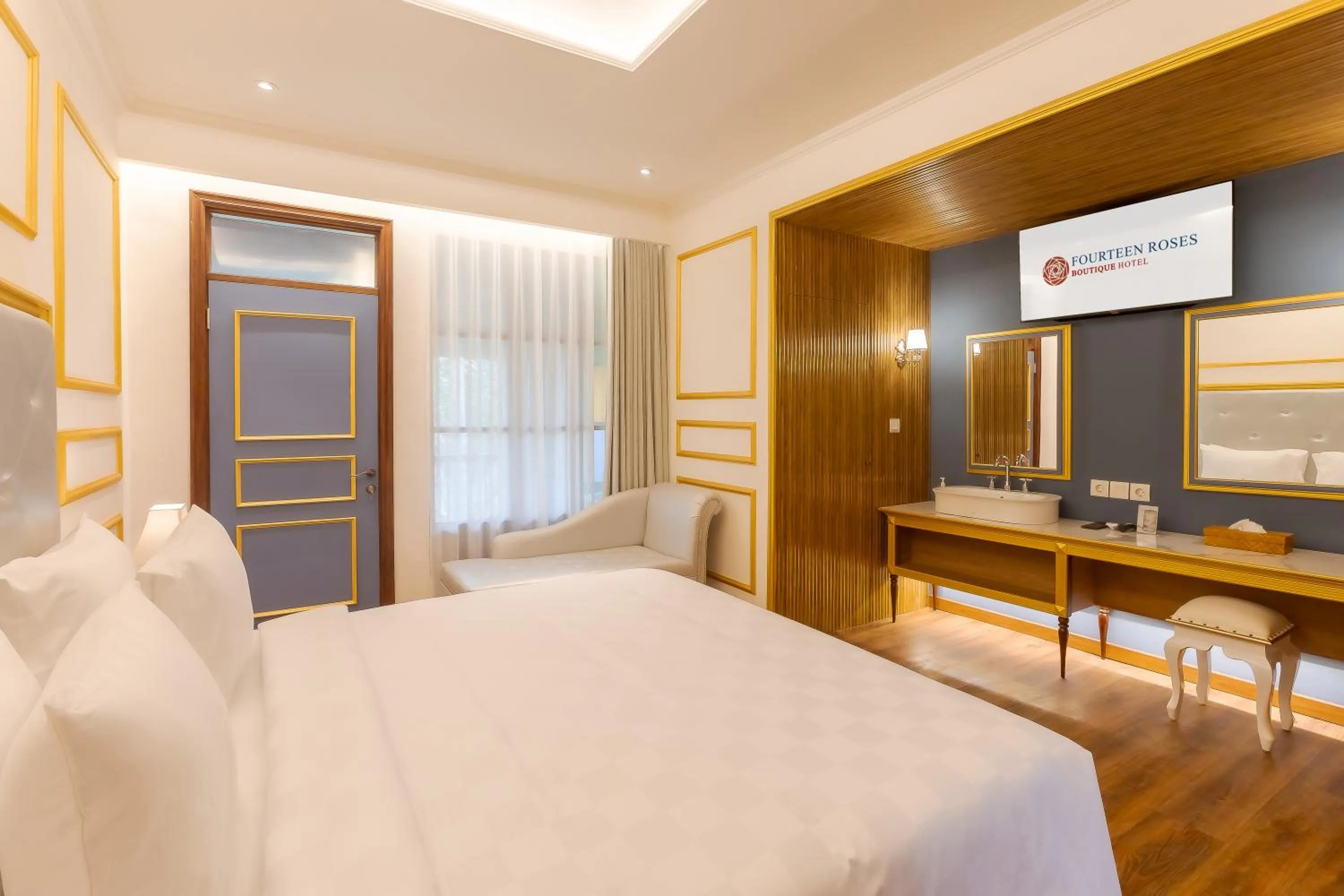 Bed in Fourteen Roses Boutique Hotel, Kuta