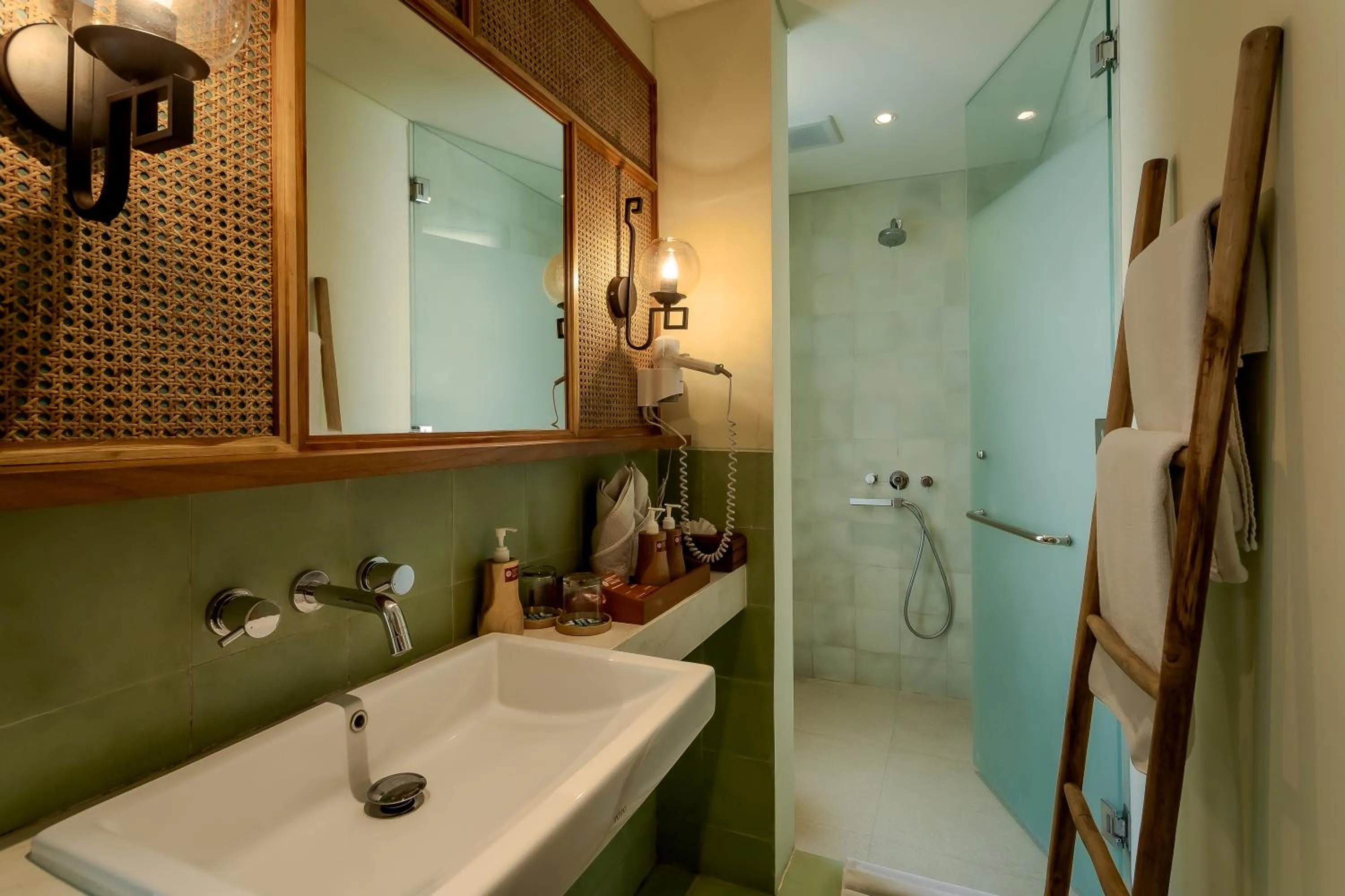 Shower in Fourteen Roses Boutique Hotel, Kuta