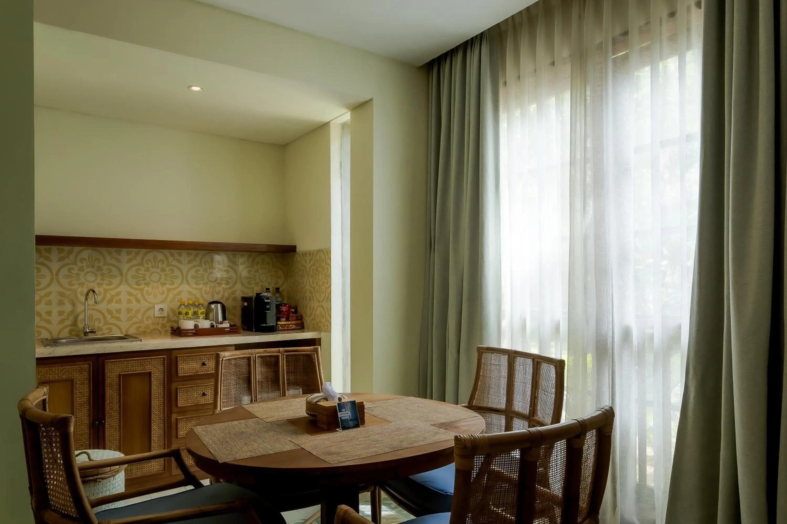 Kitchen or kitchenette in Fourteen Roses Boutique Hotel, Kuta