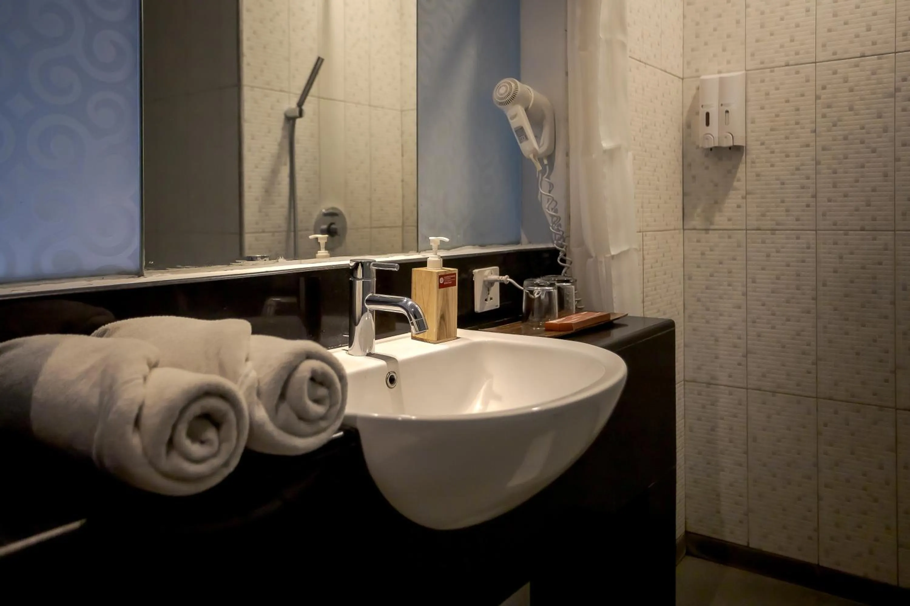 Bathroom in Fourteen Roses Boutique Hotel, Kuta