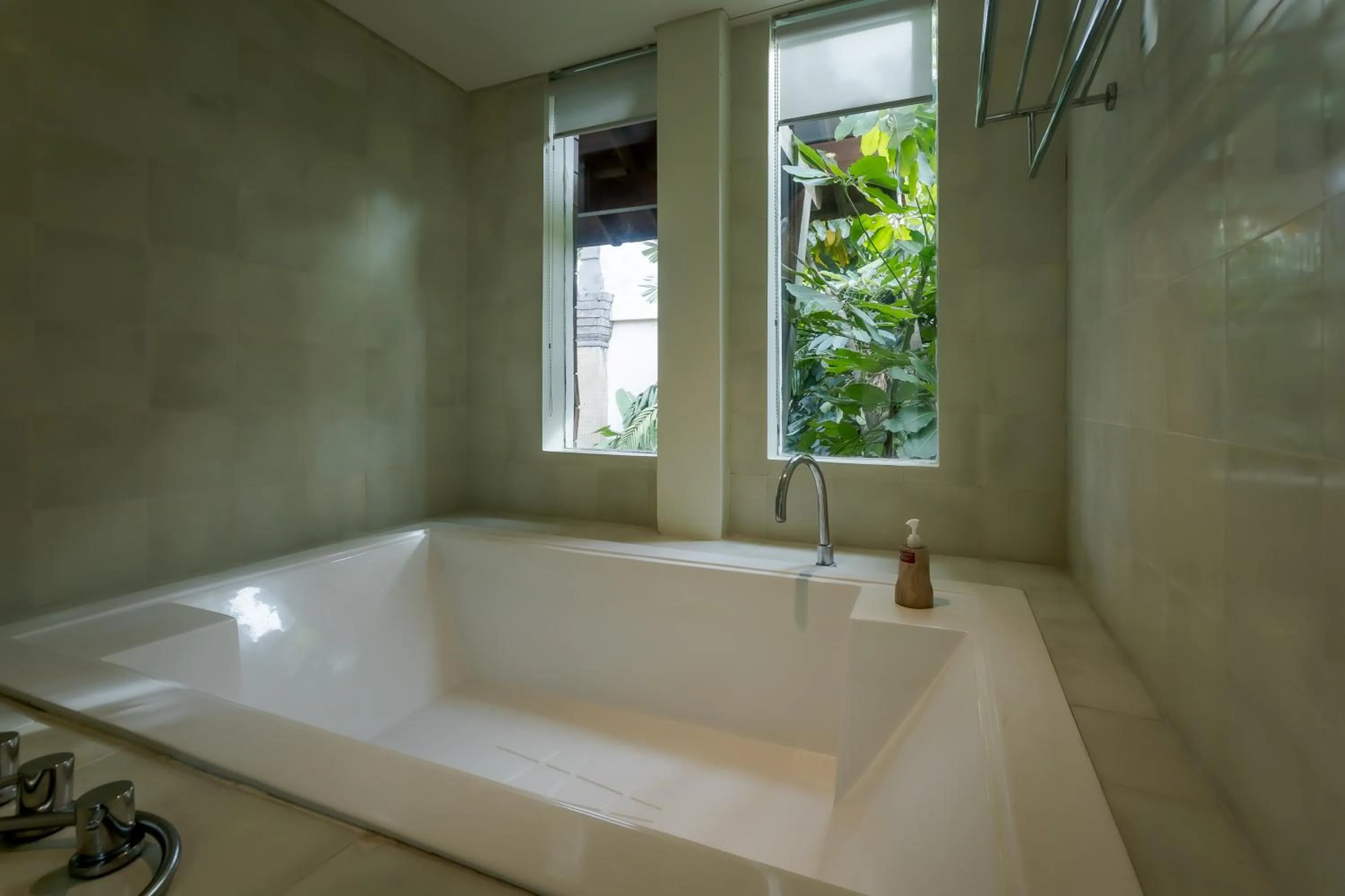 Bathroom in Fourteen Roses Boutique Hotel, Kuta