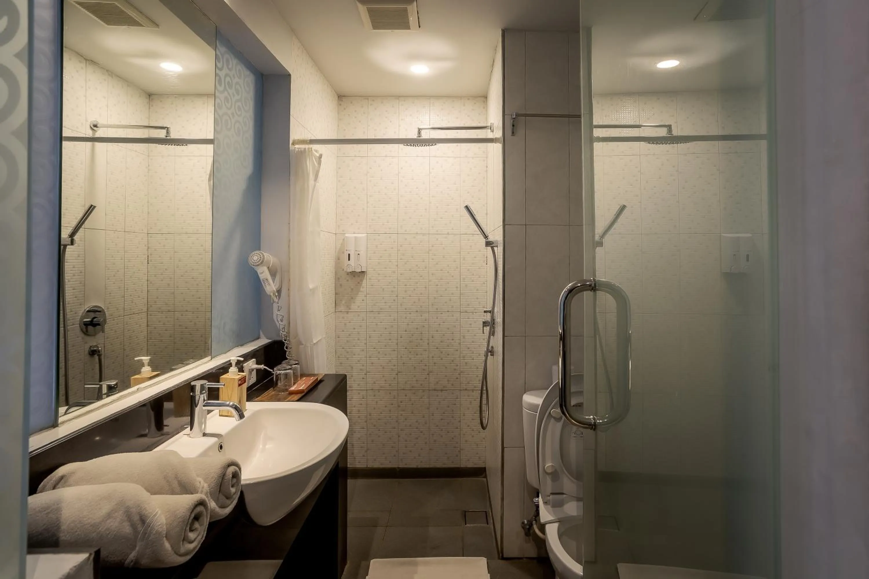 Shower in Fourteen Roses Boutique Hotel, Kuta