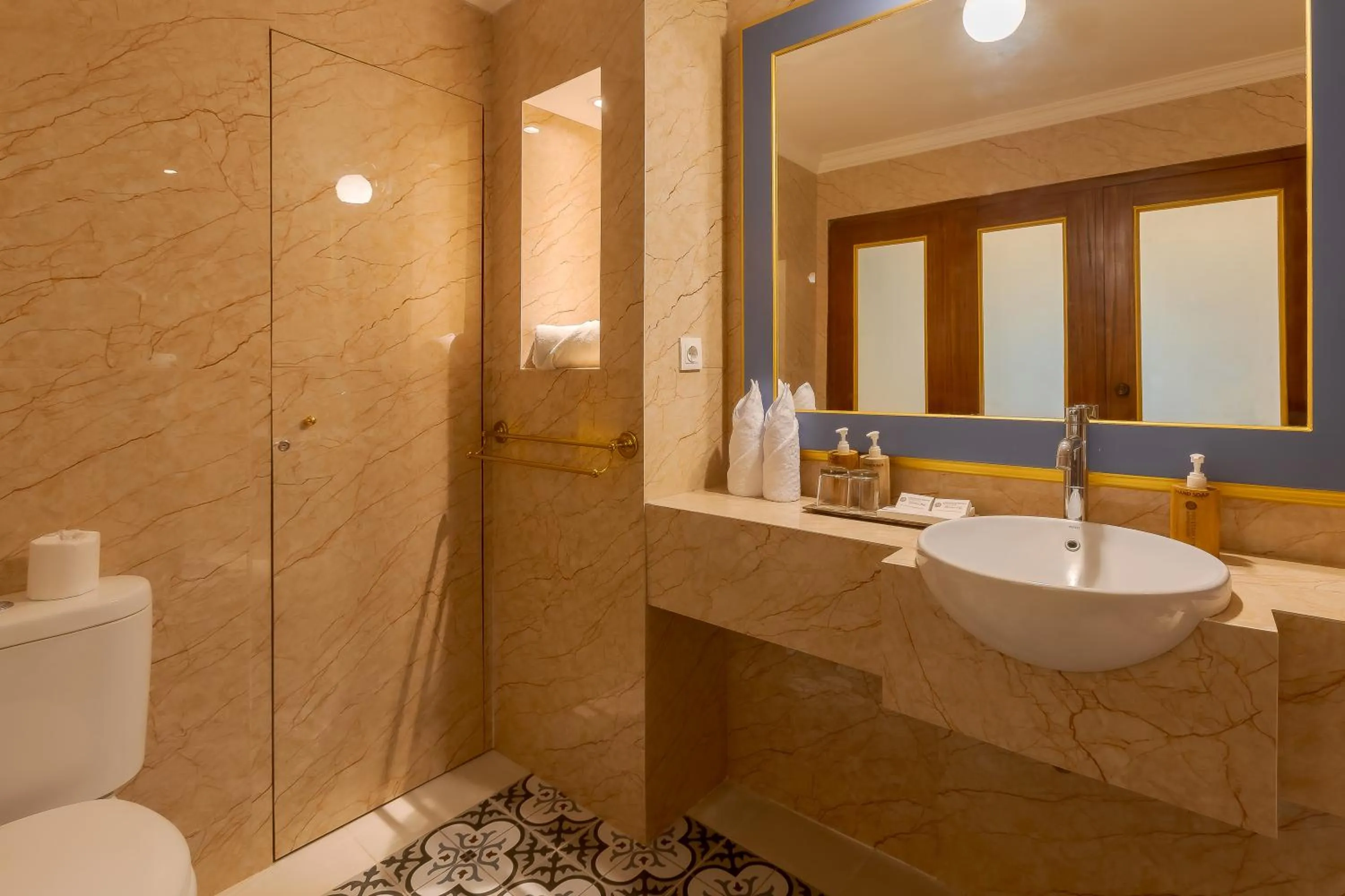 Bathroom in Fourteen Roses Boutique Hotel, Kuta