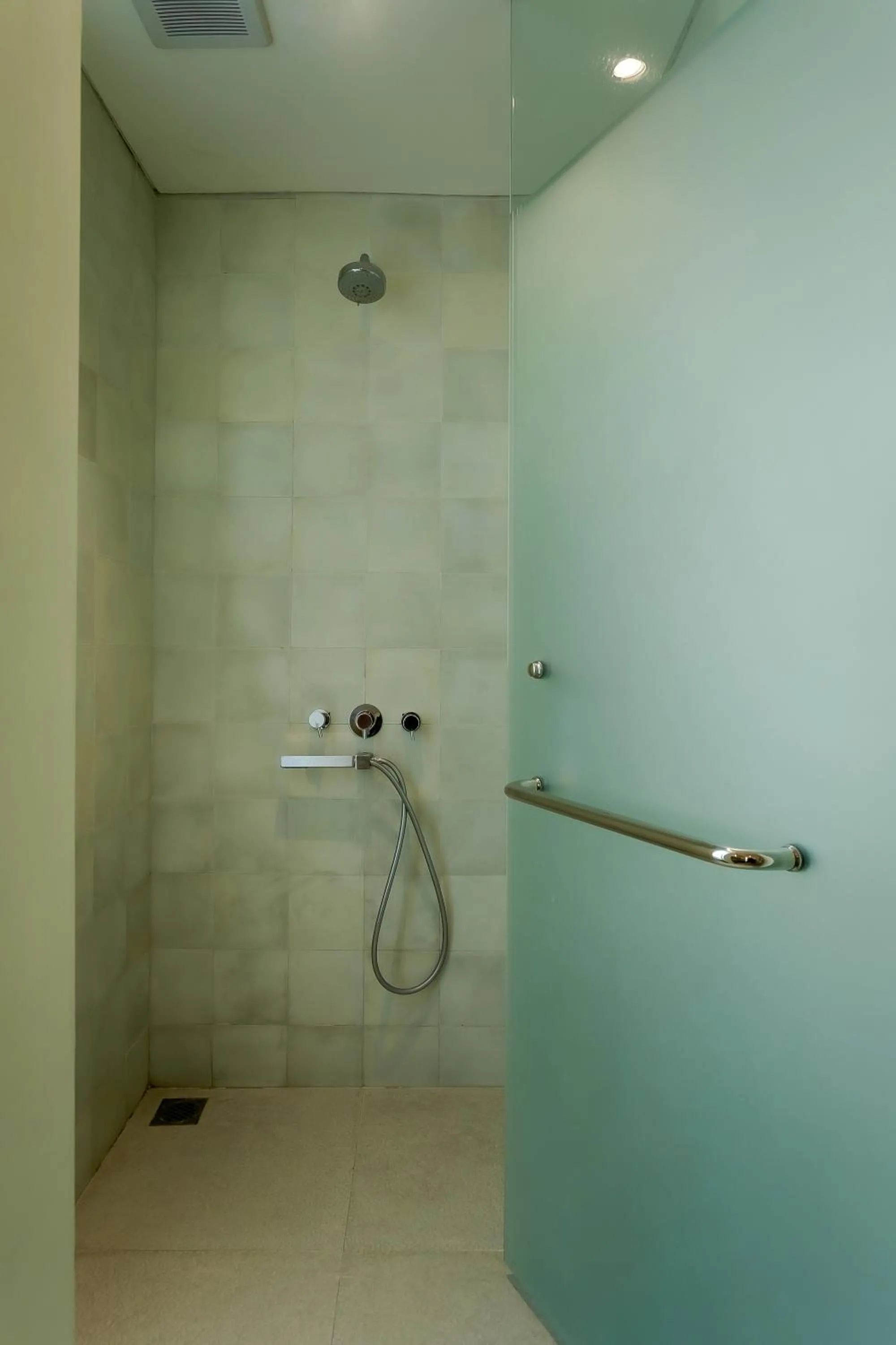 Shower in Fourteen Roses Boutique Hotel, Kuta