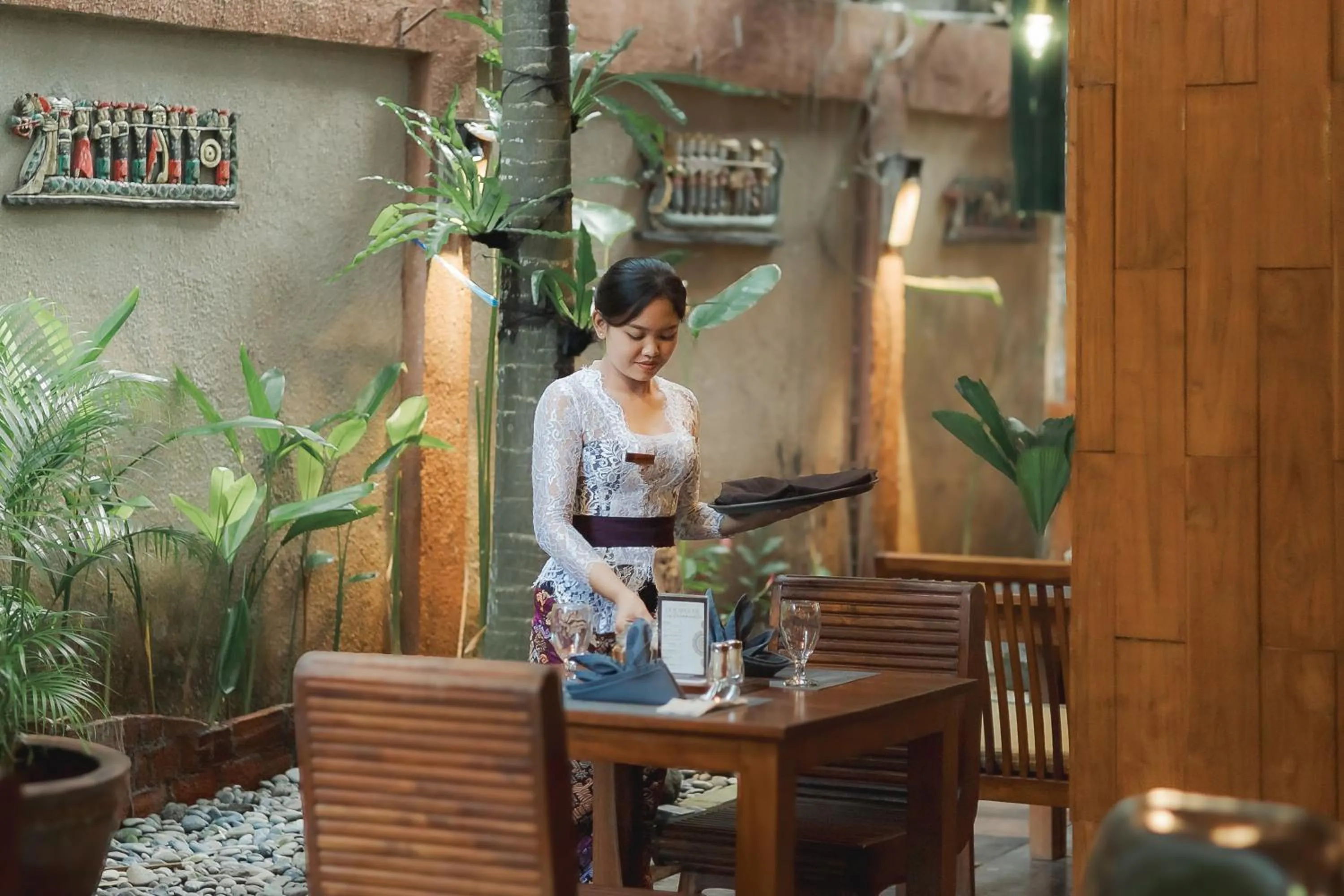 Restaurant/places to eat in Fourteen Roses Boutique Hotel, Kuta