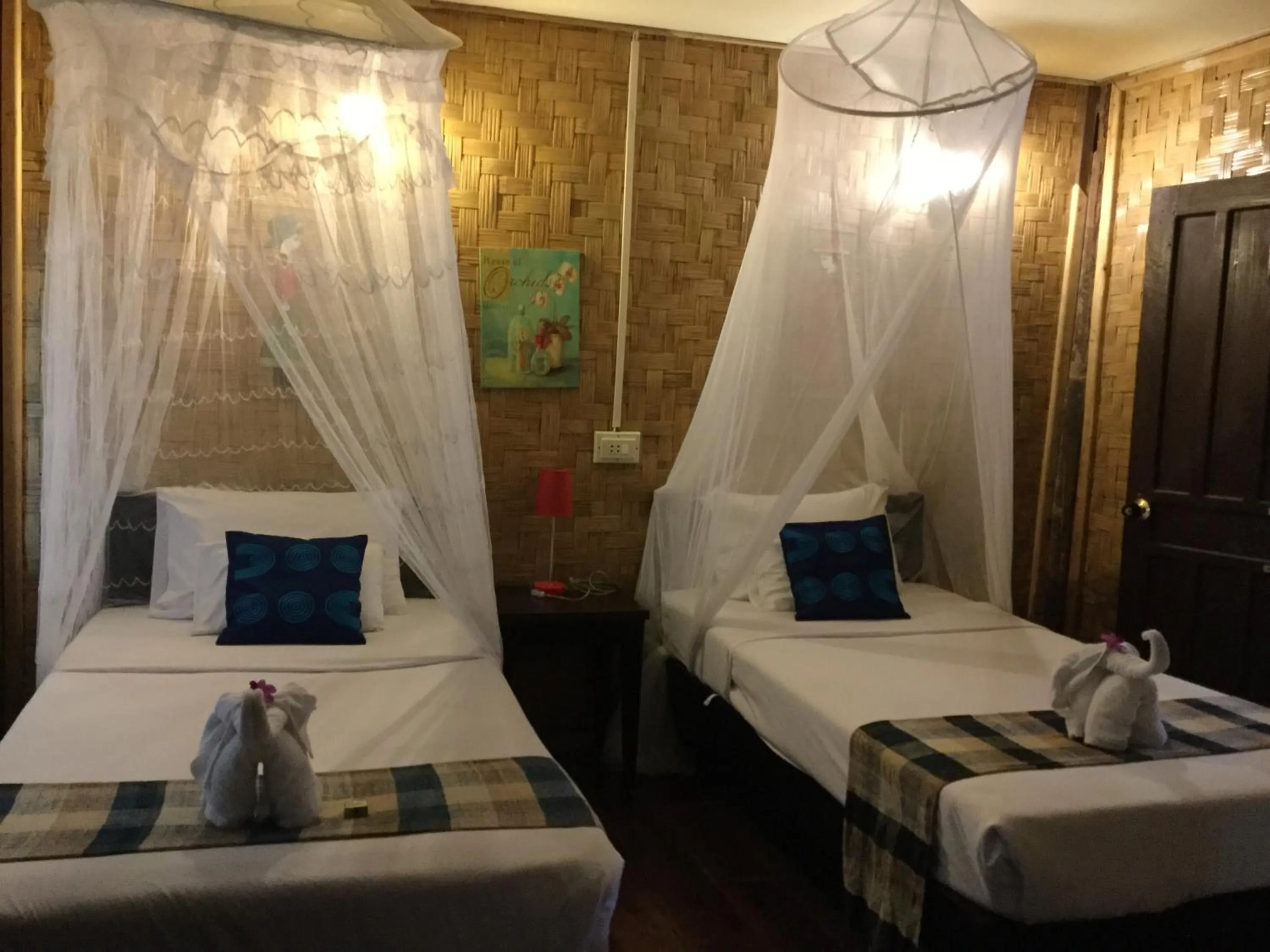 Photo of the whole room, Bed in Champalao The Villa