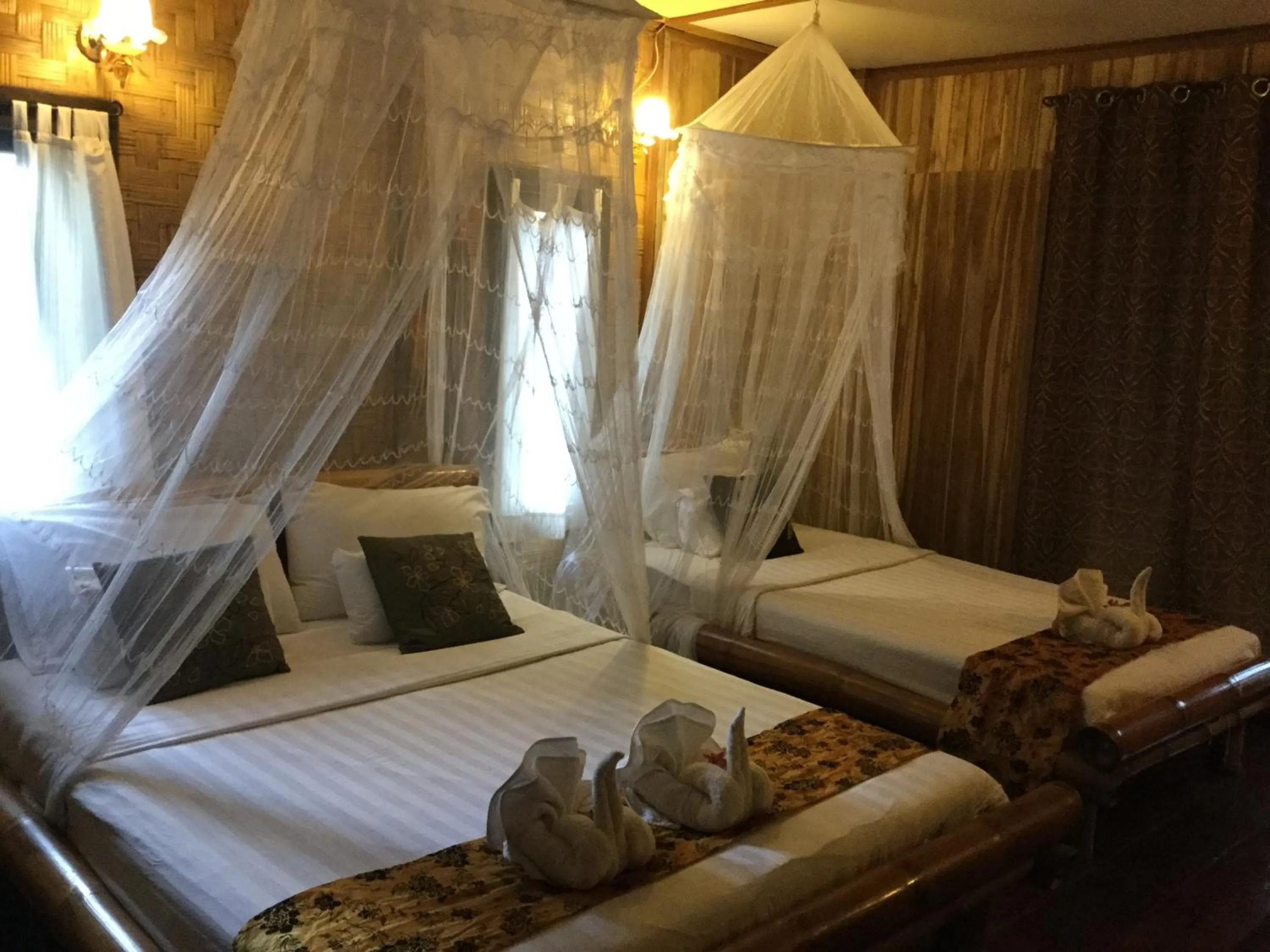 Photo of the whole room, Bed in Champalao The Villa