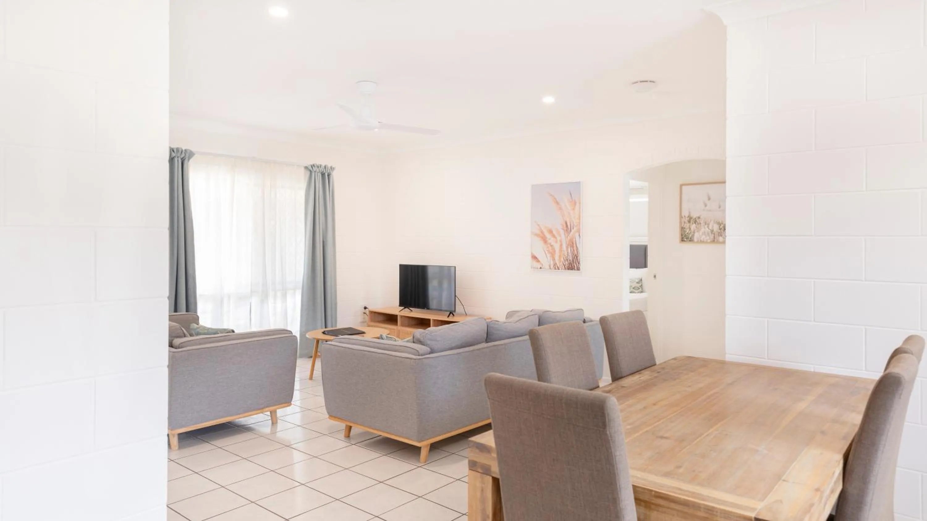 TV and multimedia in Palm View Holiday Apartments