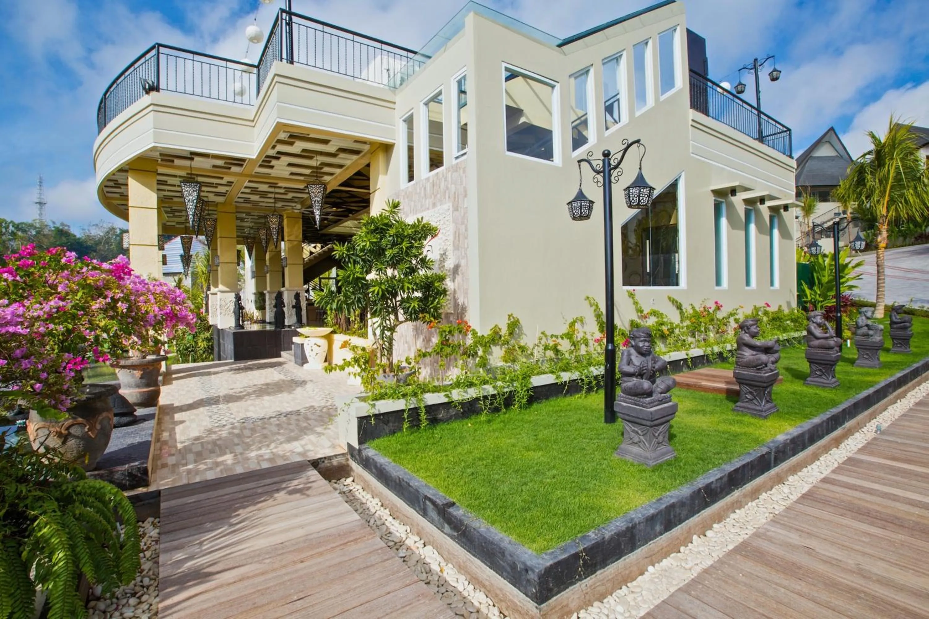 Restaurant/places to eat in Flamingo Dewata Suite