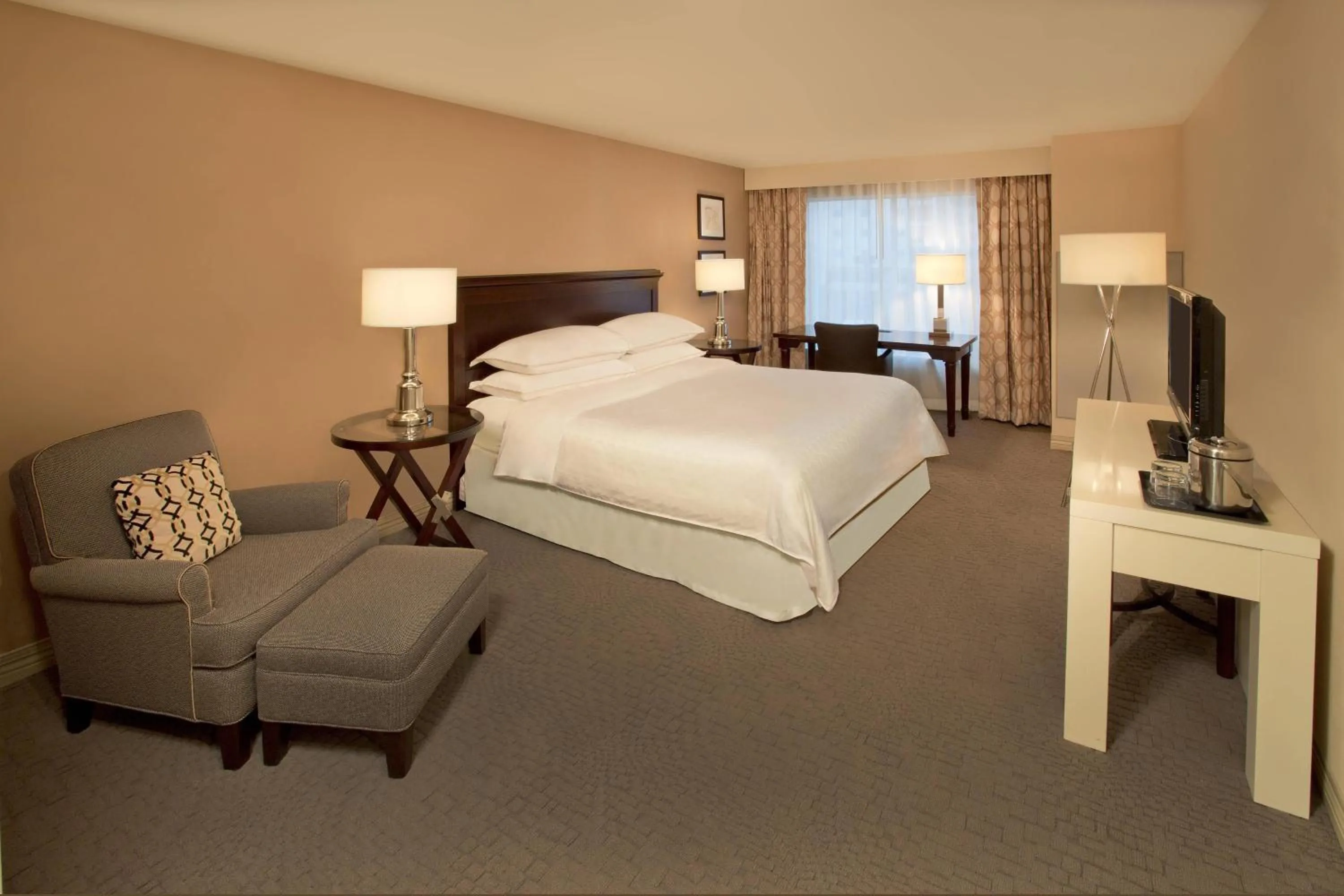 Photo of the whole room, Bed in Sheraton Louisville Riverside Hotel