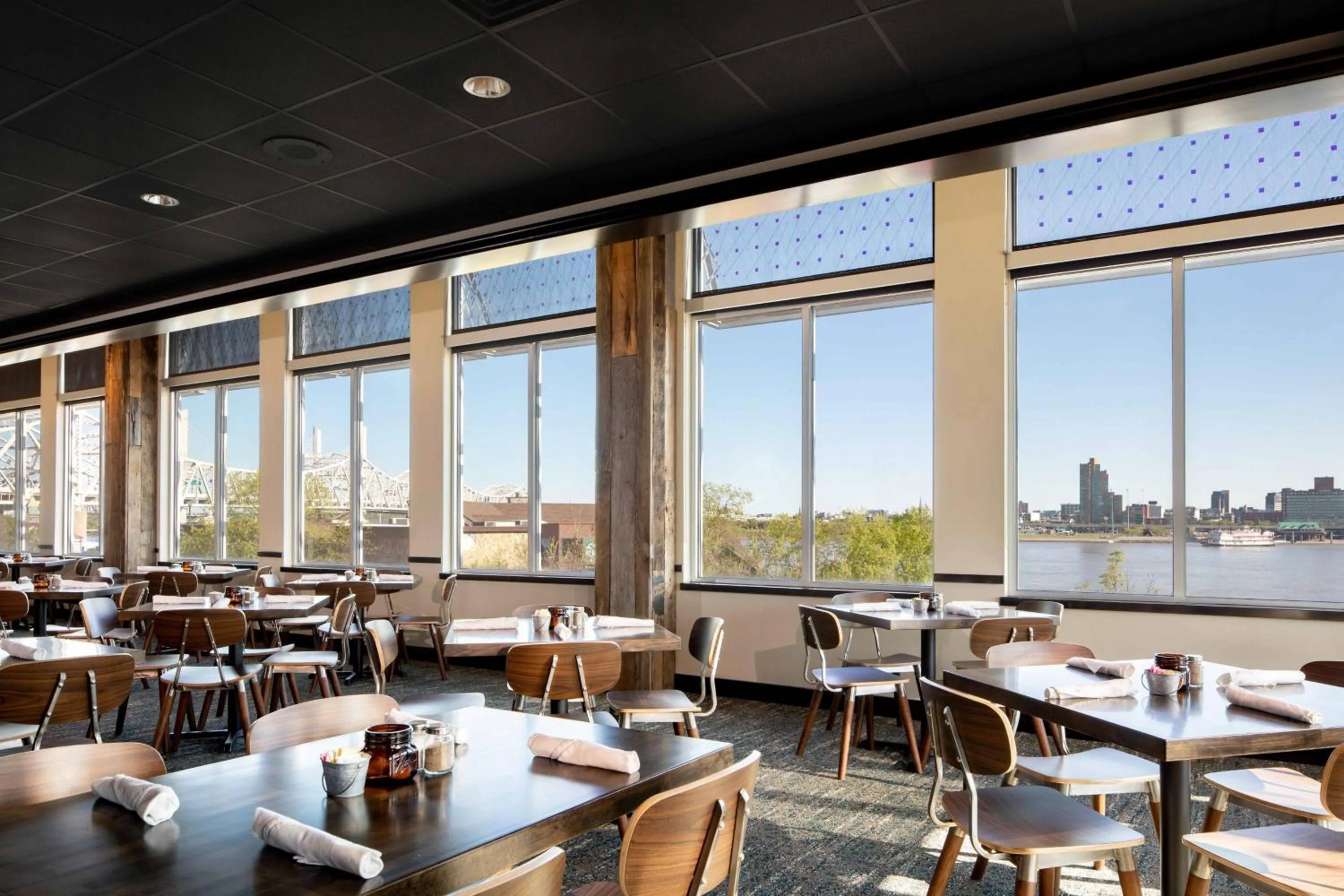 Lounge or bar in Sheraton Louisville Riverside Hotel