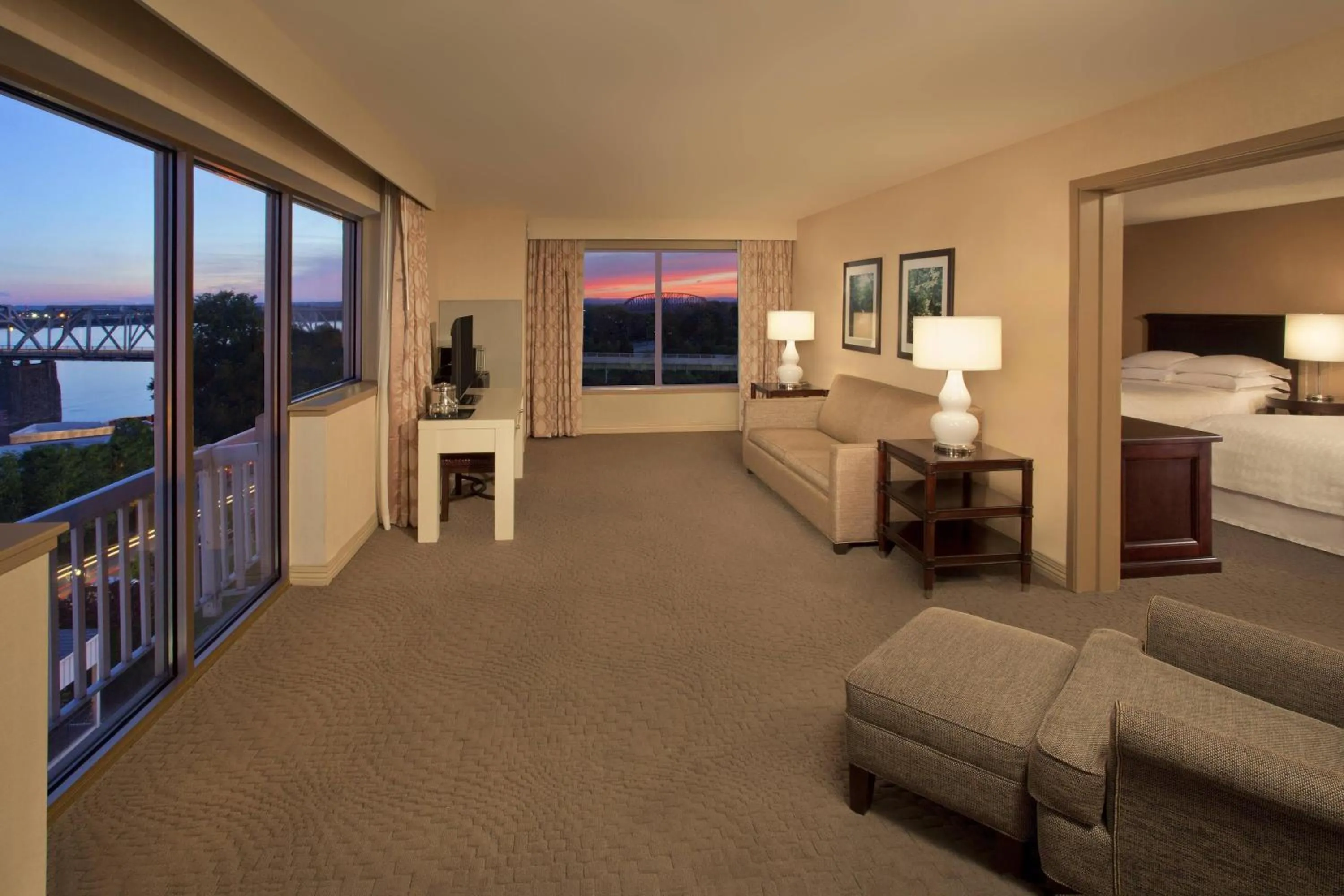 Living room, Bed in Sheraton Louisville Riverside Hotel