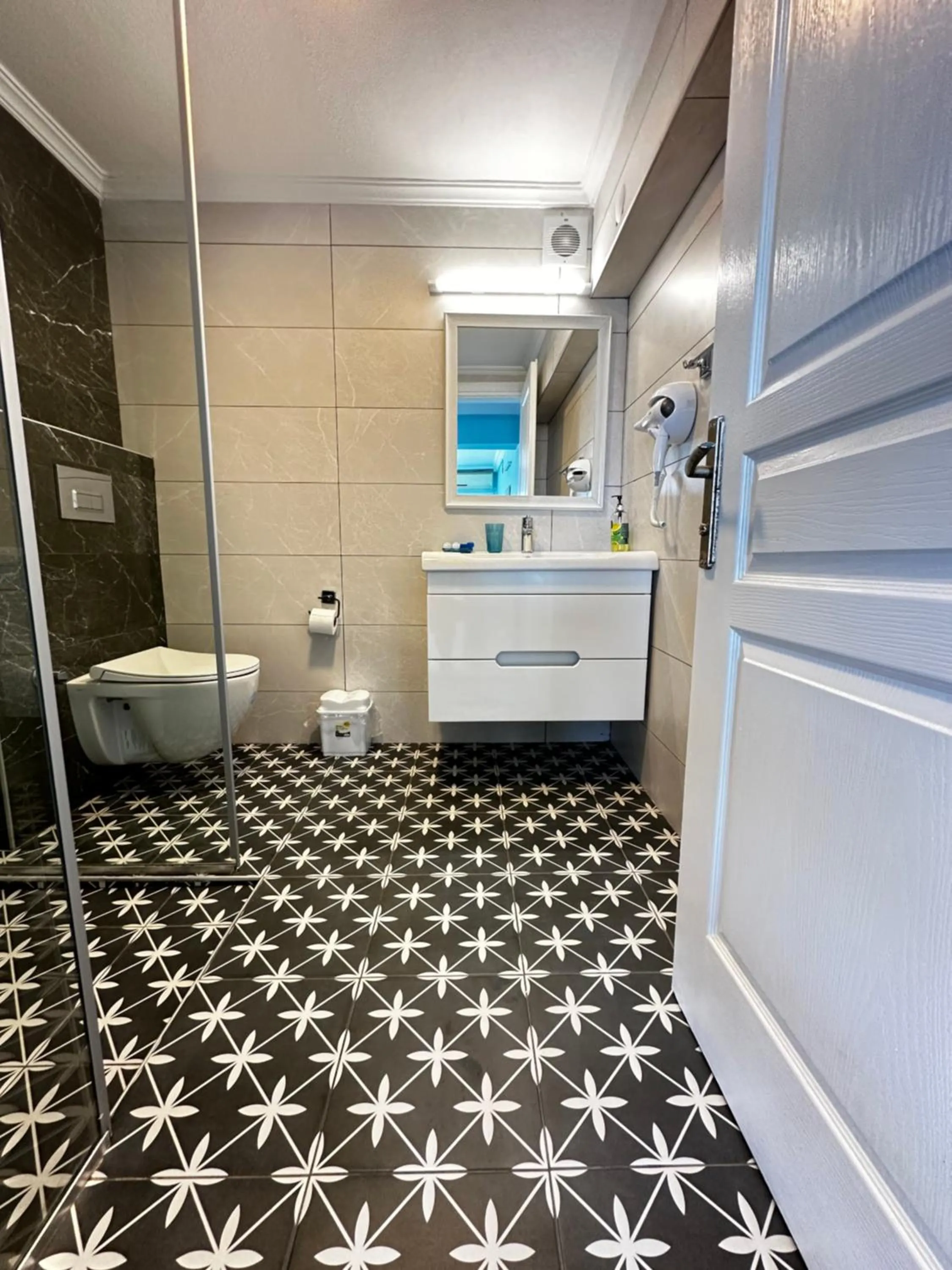 Shower in Fener Hotel Café & Kahvalti