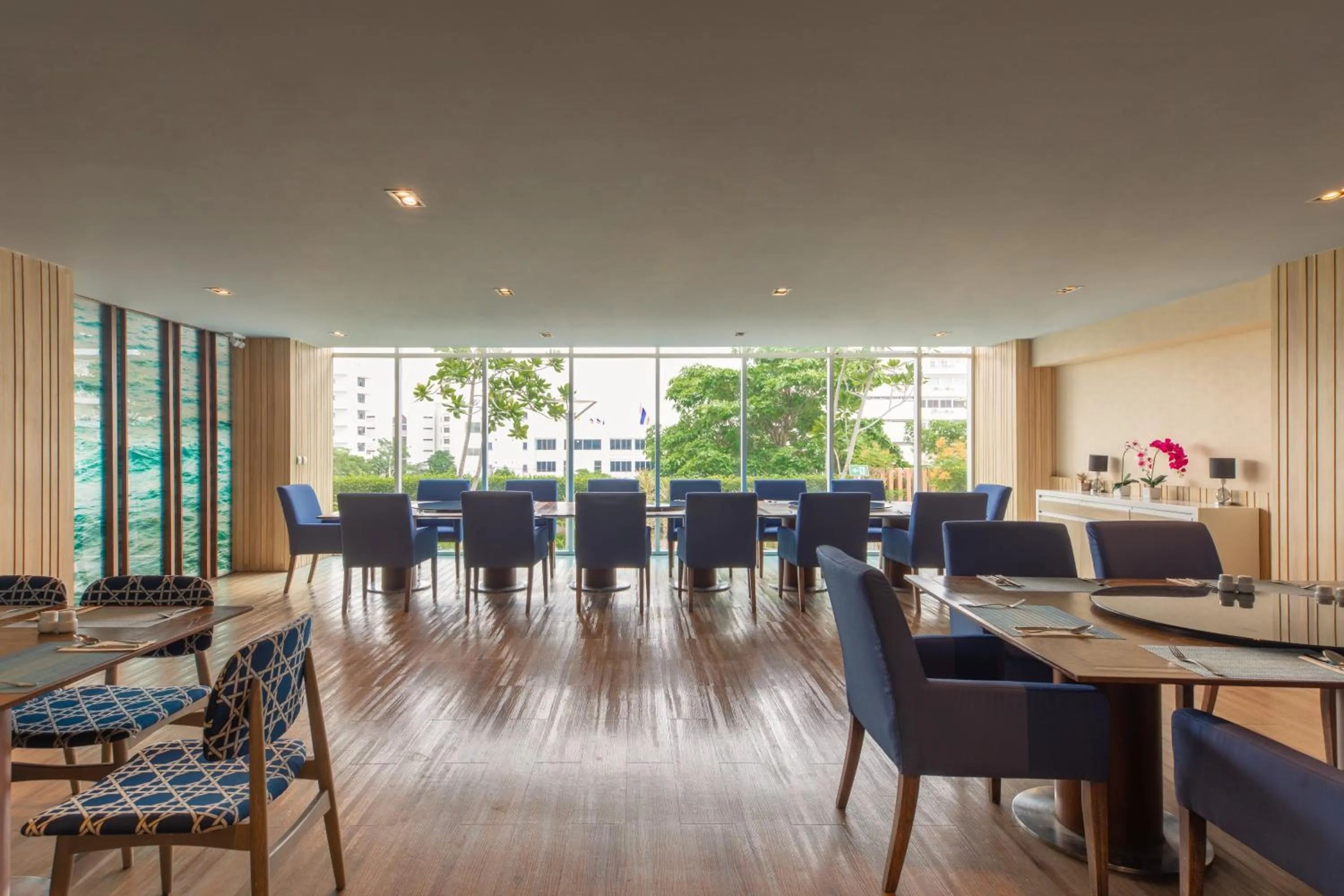 Restaurant/places to eat in Centara Life Government Complex Hotel & Convention Centre Chaeng Watthana