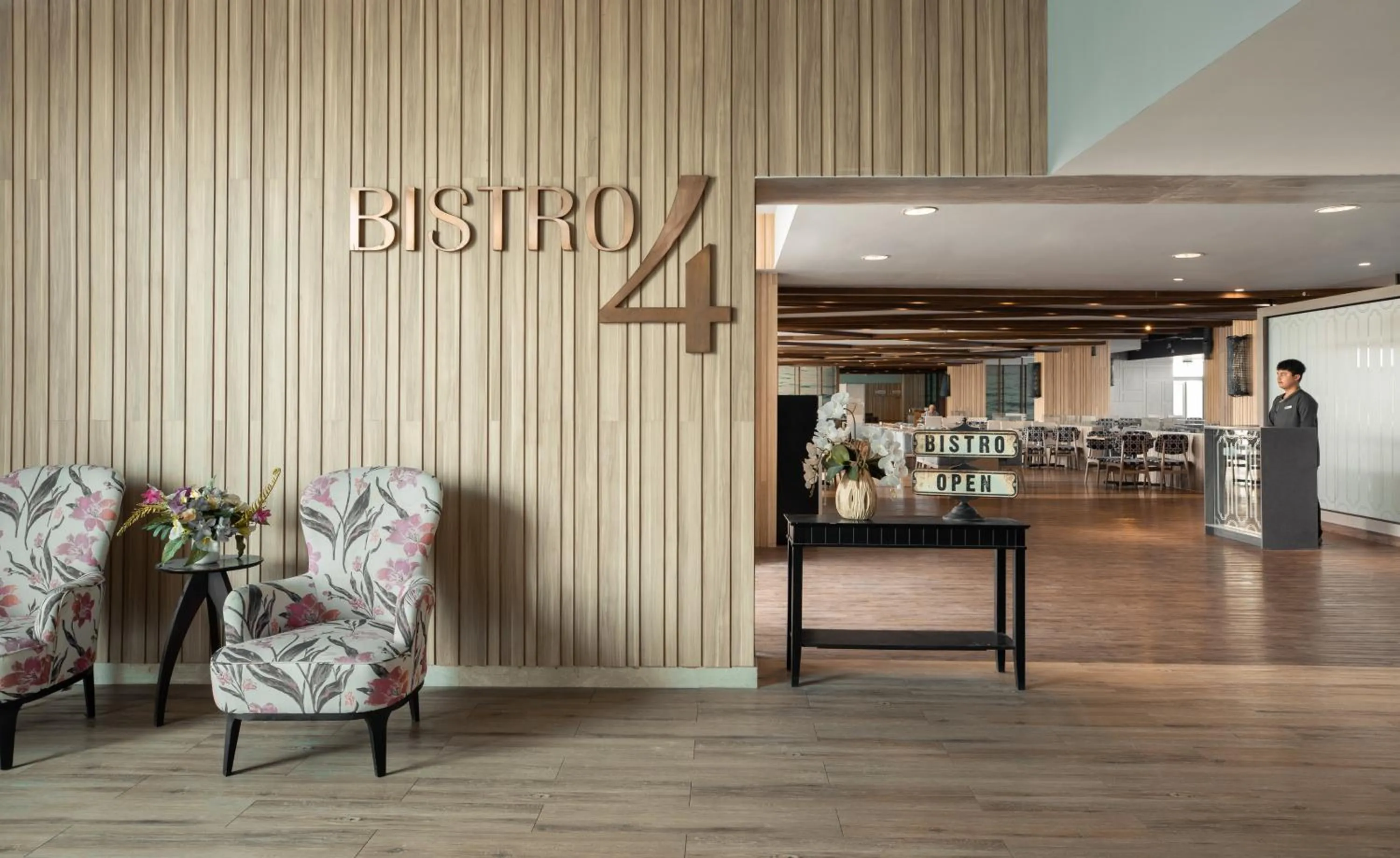 Restaurant/places to eat in Centara Life Government Complex Hotel & Convention Centre Chaeng Watthana