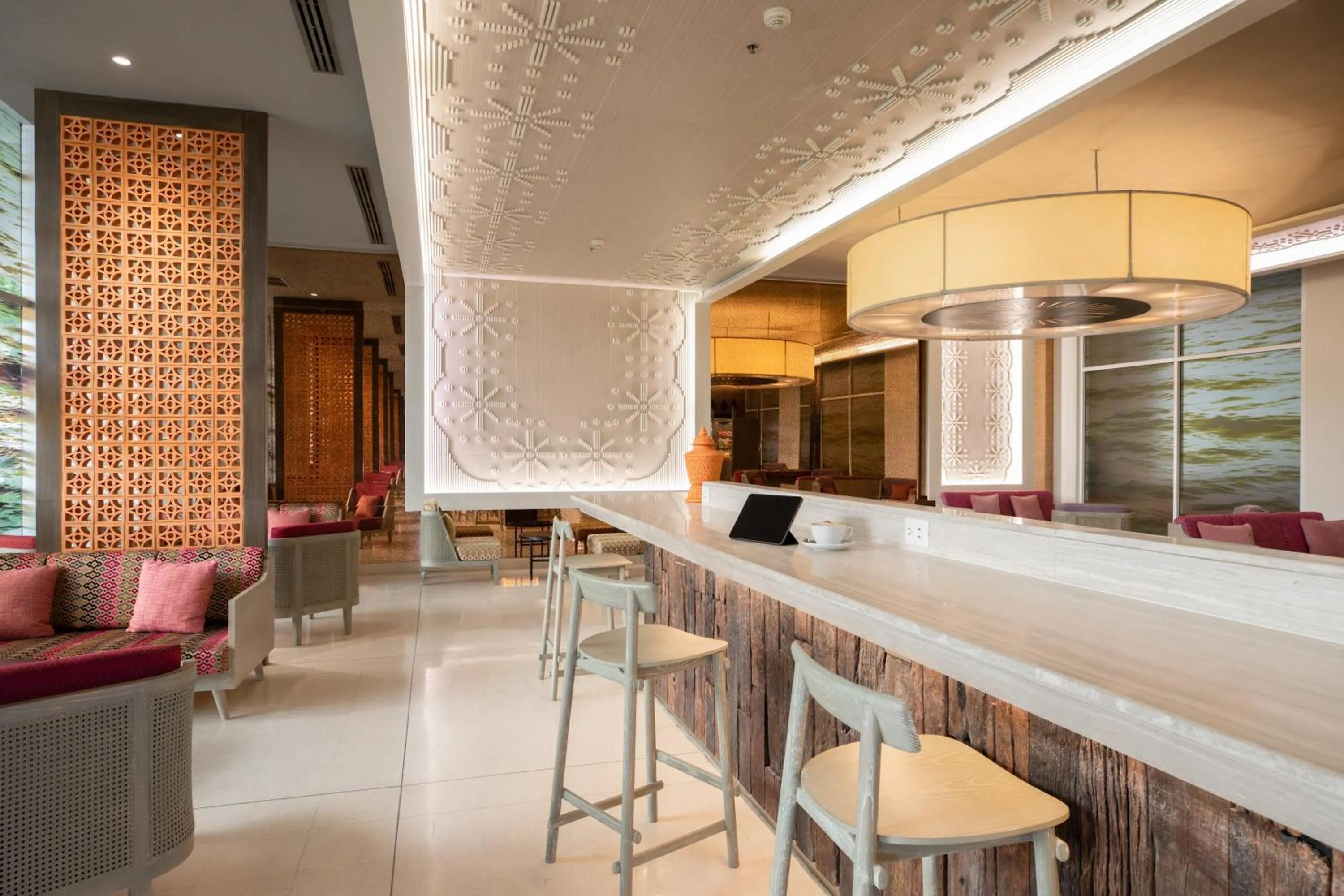 Restaurant/places to eat in Centara Life Government Complex Hotel & Convention Centre Chaeng Watthana