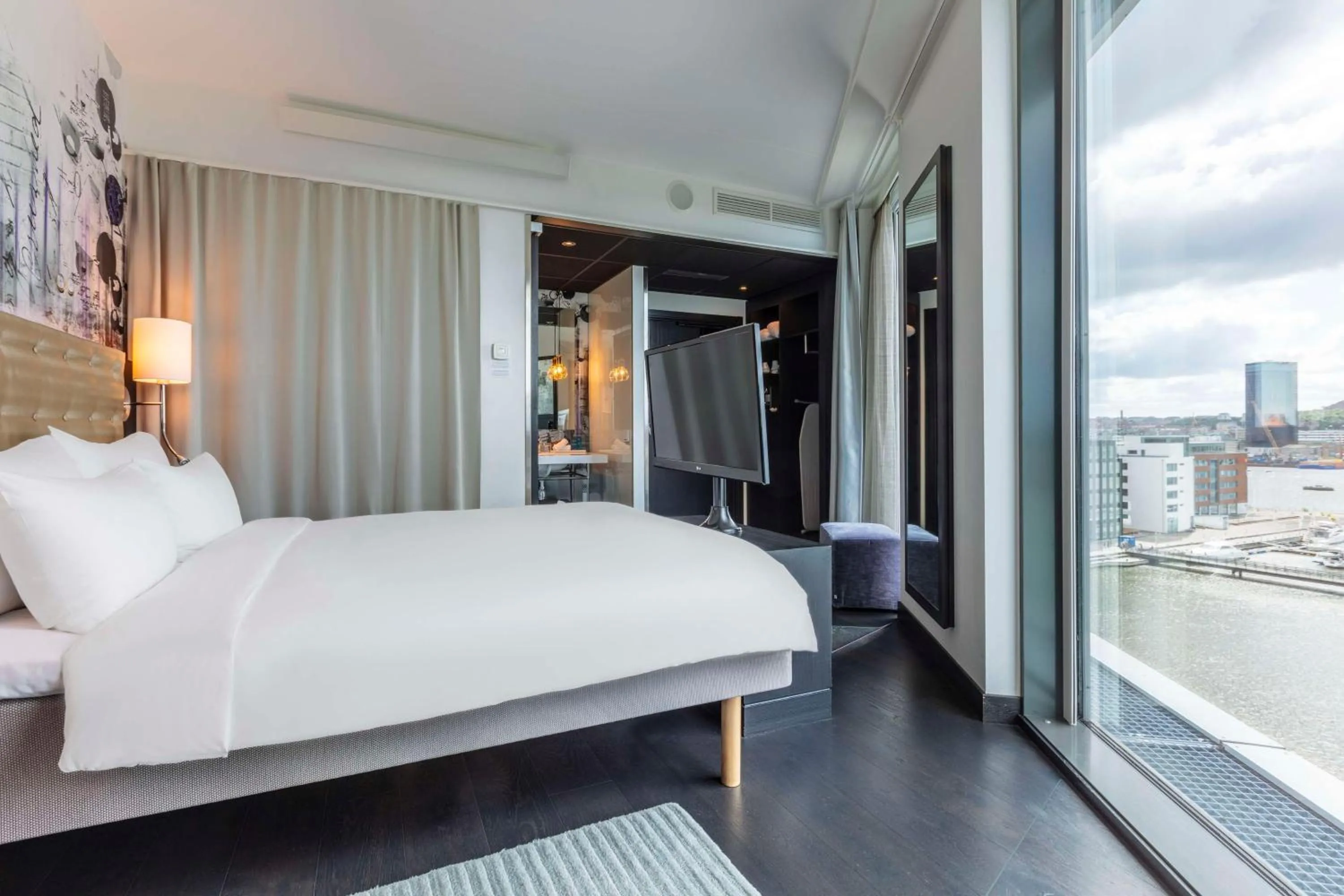 Bedroom, Bed in Radisson Blu Riverside Hotel