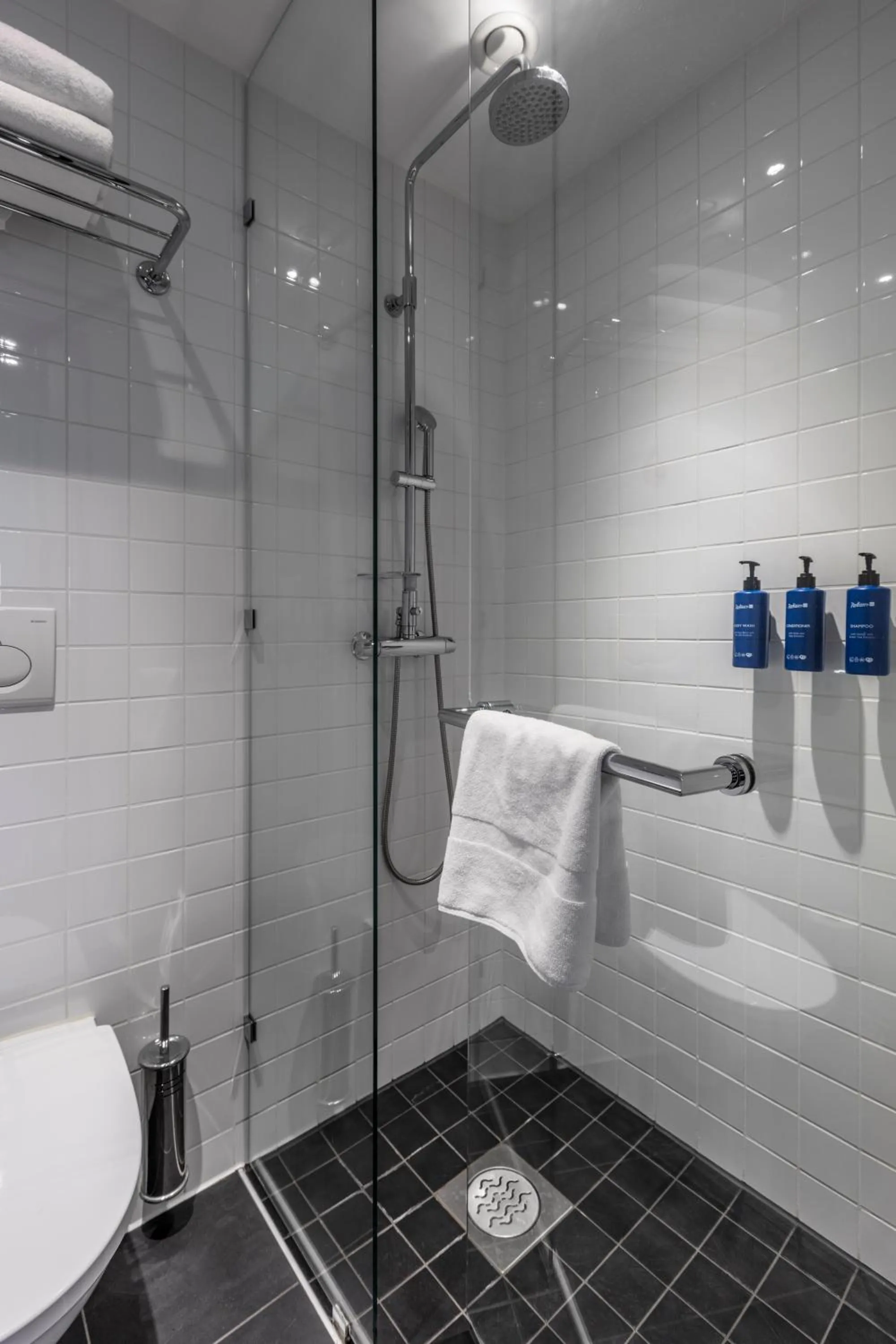 Shower in Radisson Blu Riverside Hotel