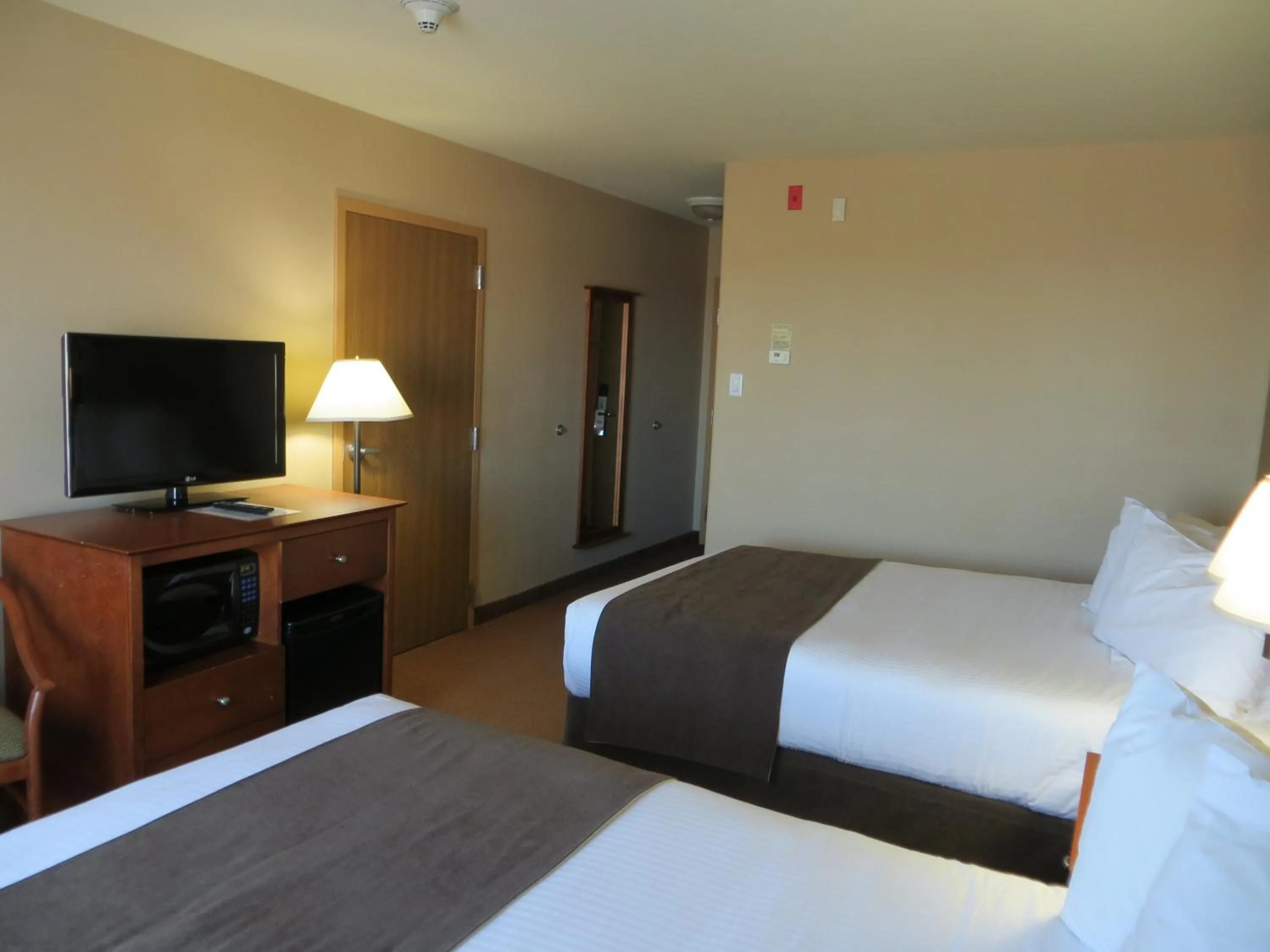 Bed, TV/Entertainment Center in Super 8 by Wyndham St Johns