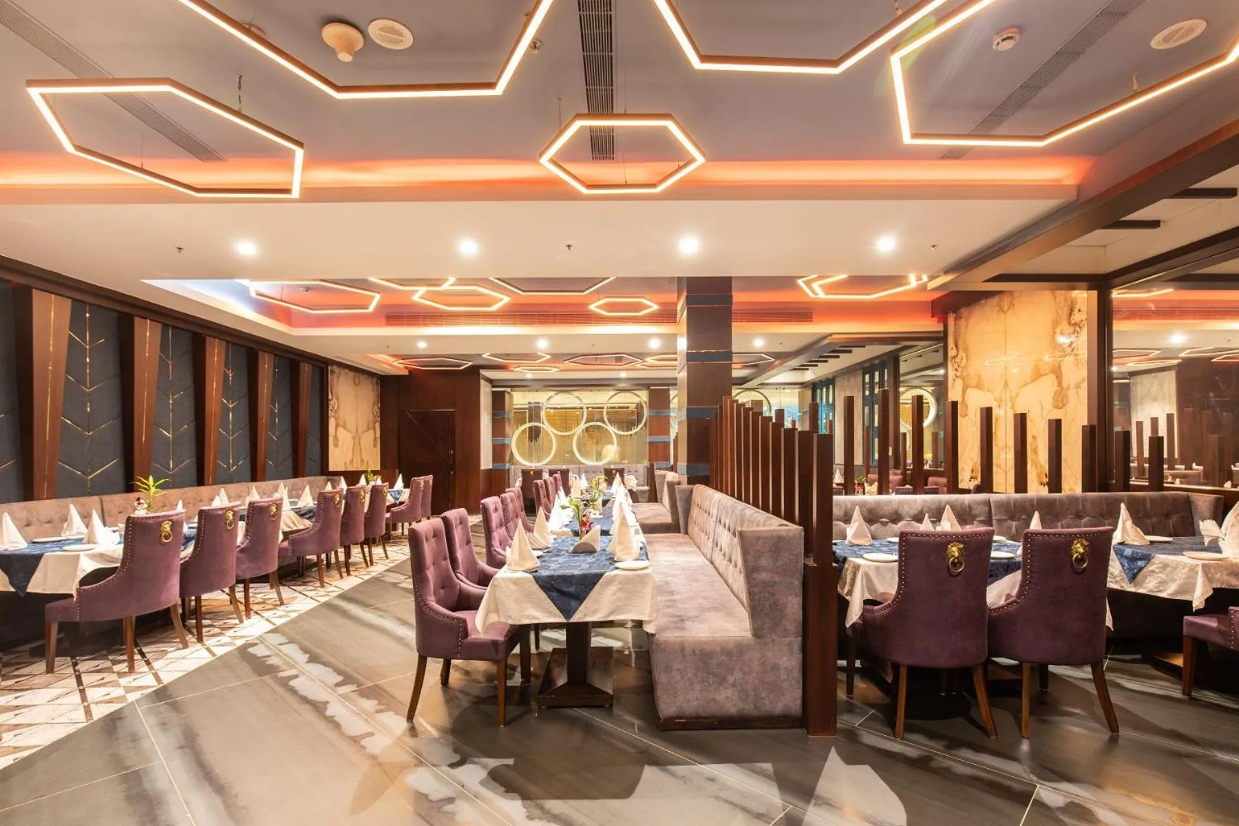 Restaurant/places to eat in Hotel Sandy's Tower