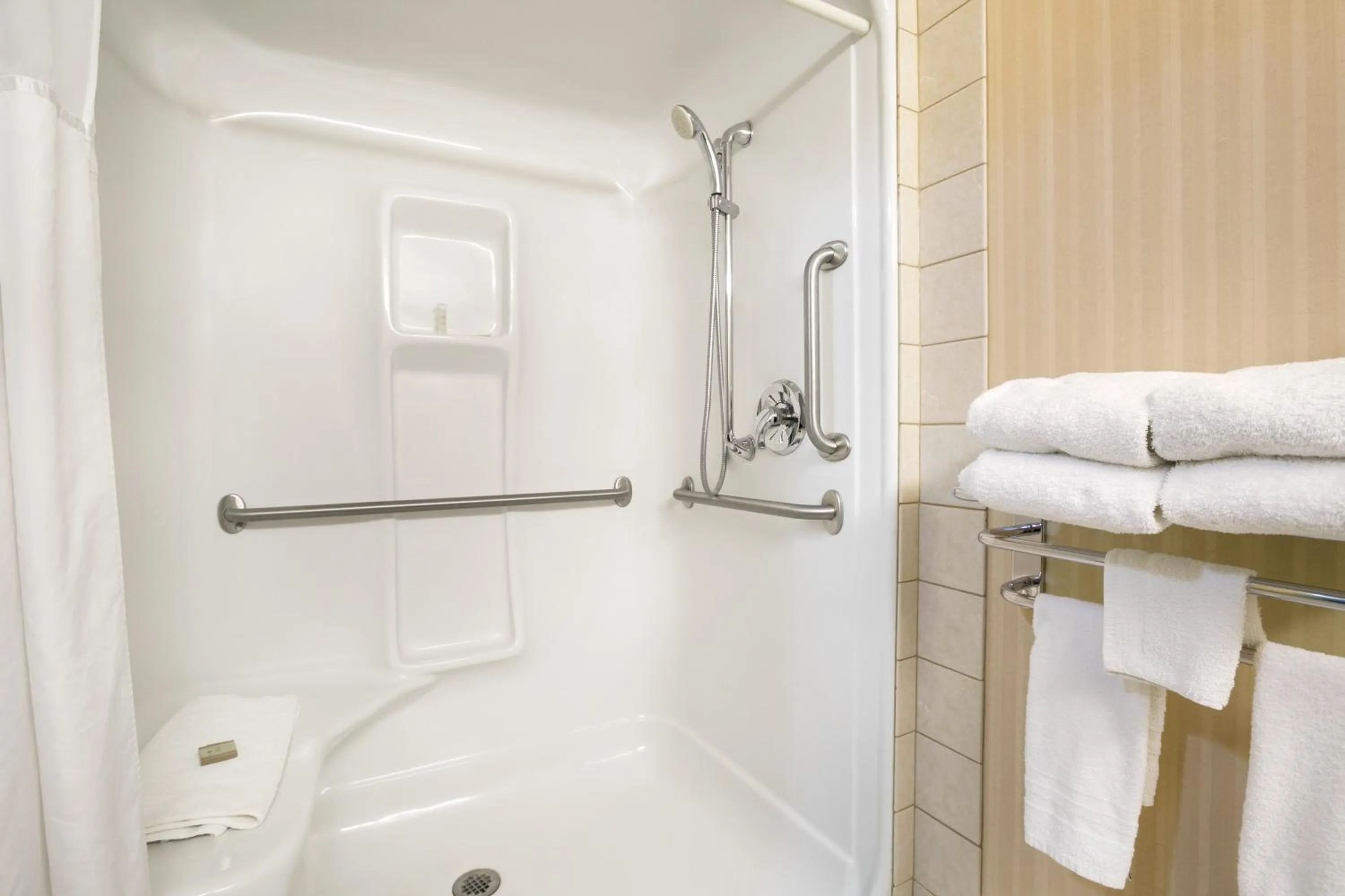 Bathroom in Super 8 by Wyndham High Level AB