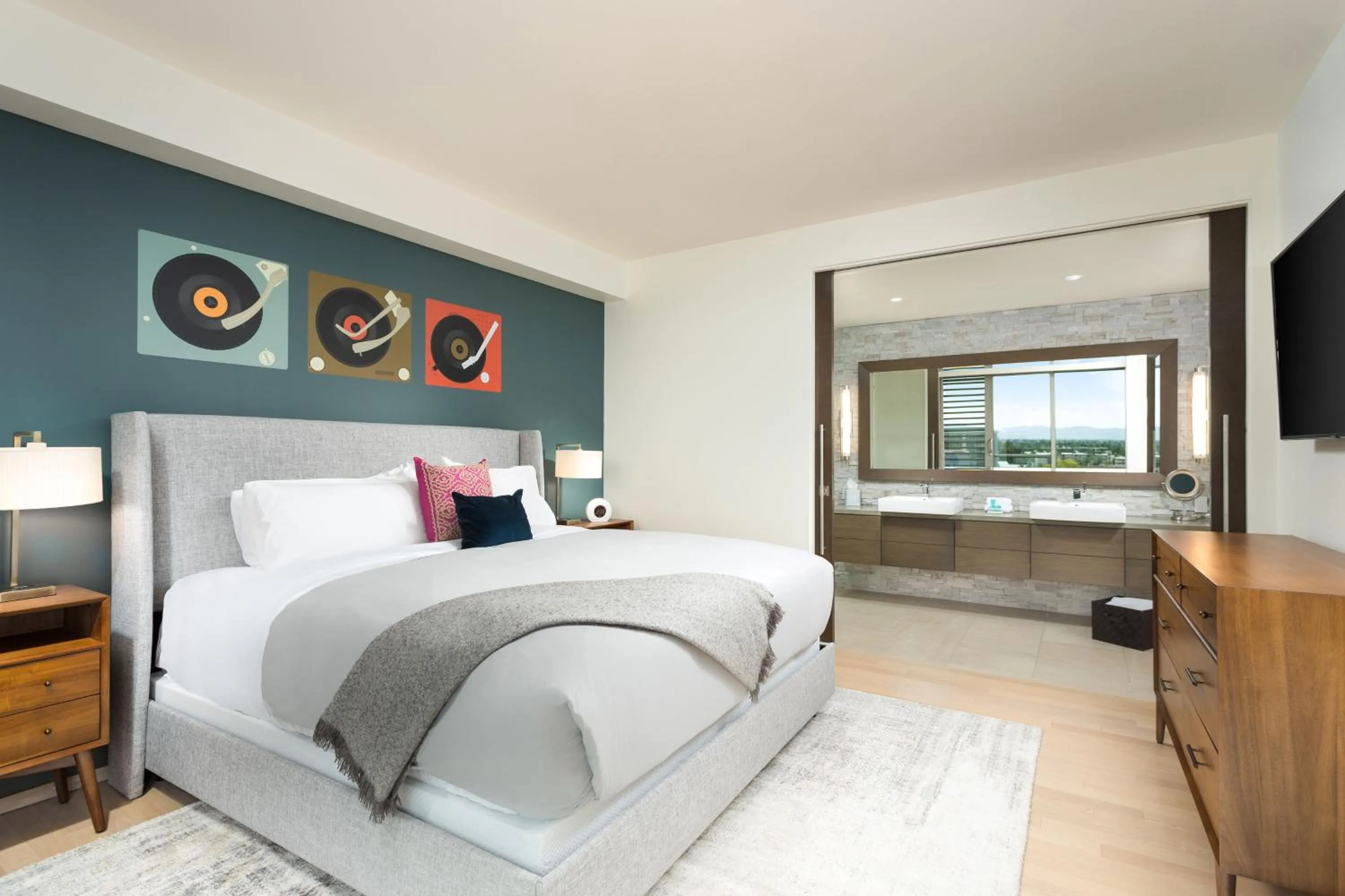 Photo of the whole room, Bed in W Scottsdale