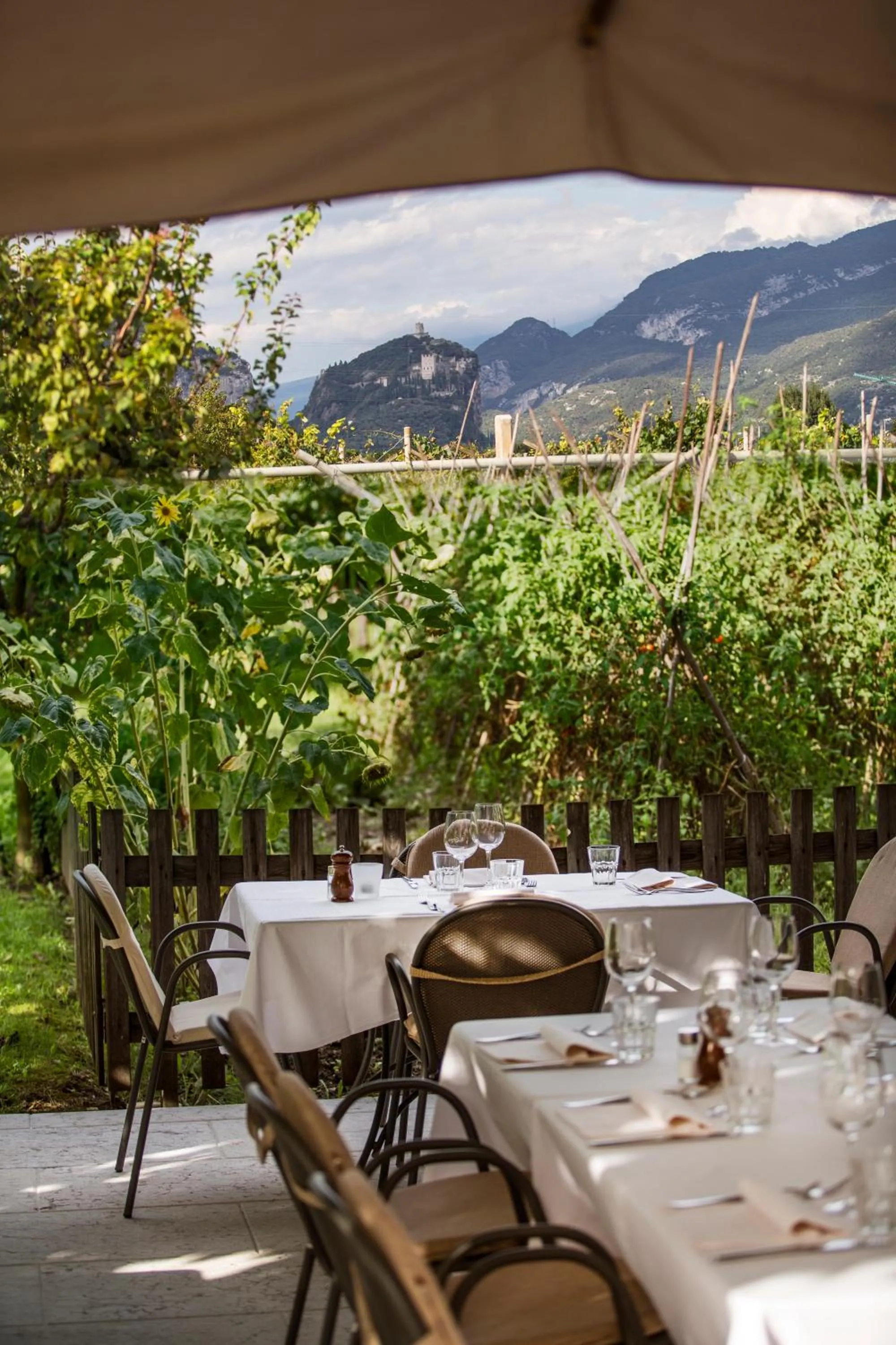 Restaurant/places to eat in Le Servite Apartments