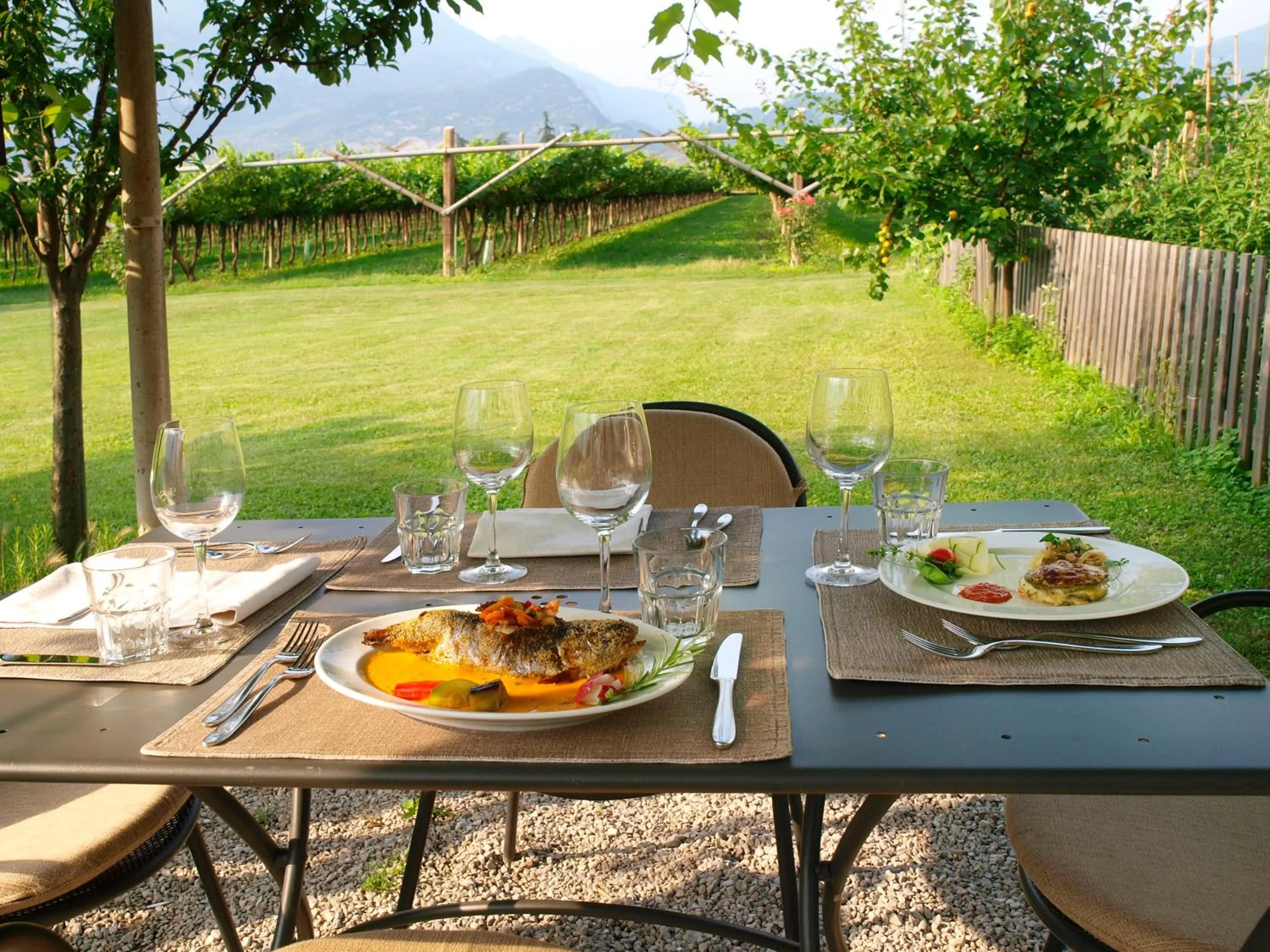 Restaurant/places to eat in Le Servite Apartments