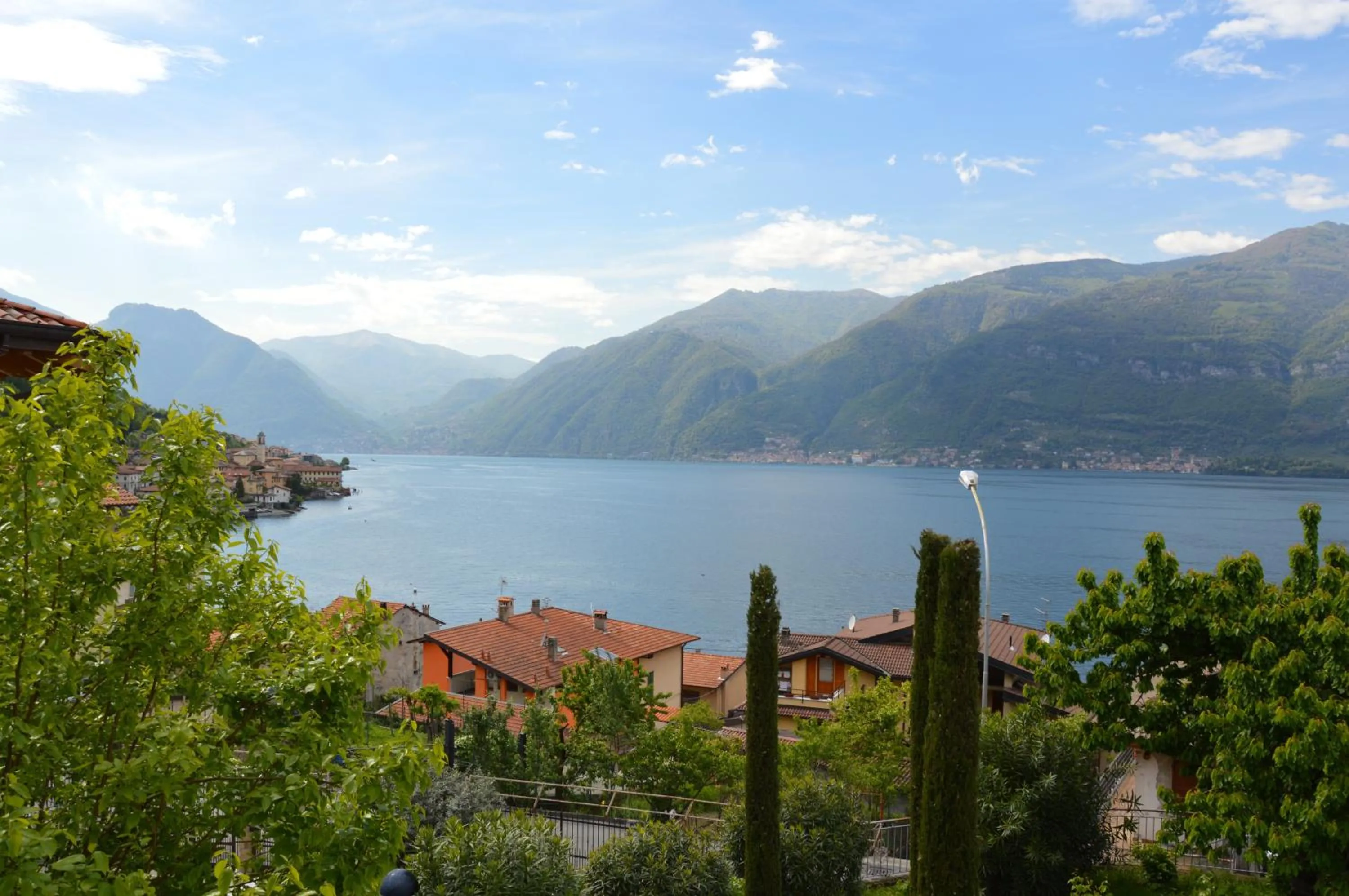 Lake view in B&B Cherry En Rose