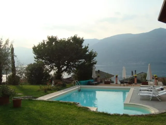 Pool view in B&B Cherry En Rose