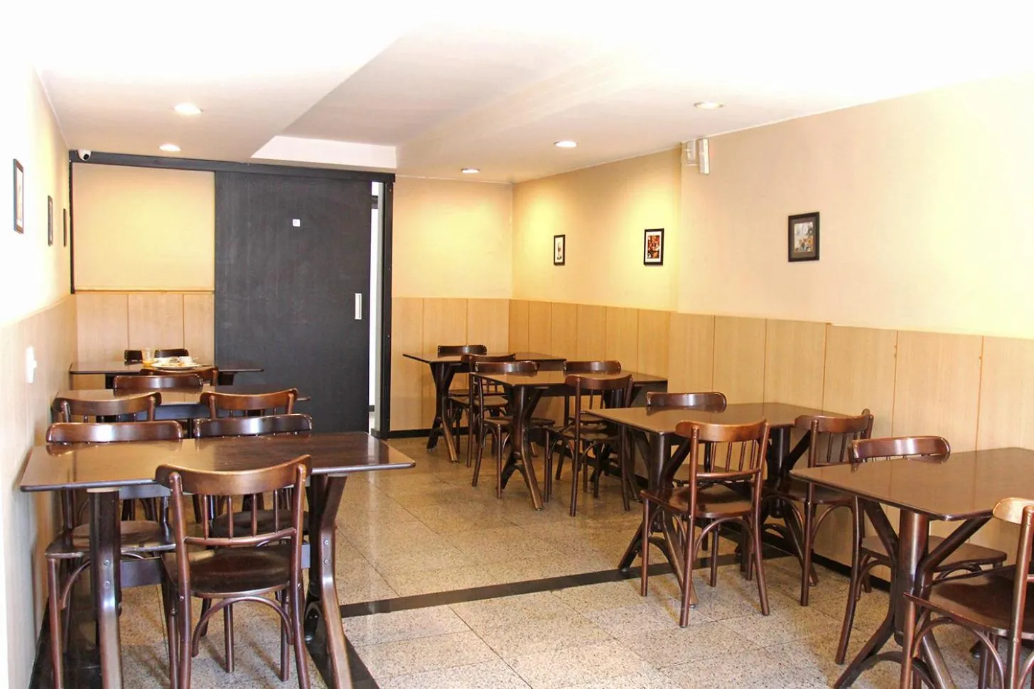 Restaurant/places to eat in Hotel Diplomat by Bsb Inn