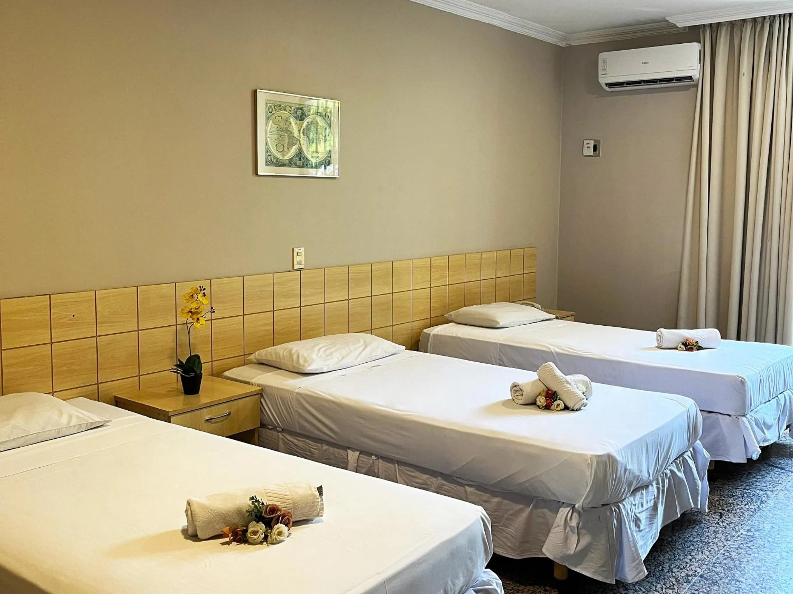 Bed in Hotel Diplomat by Bsb Inn