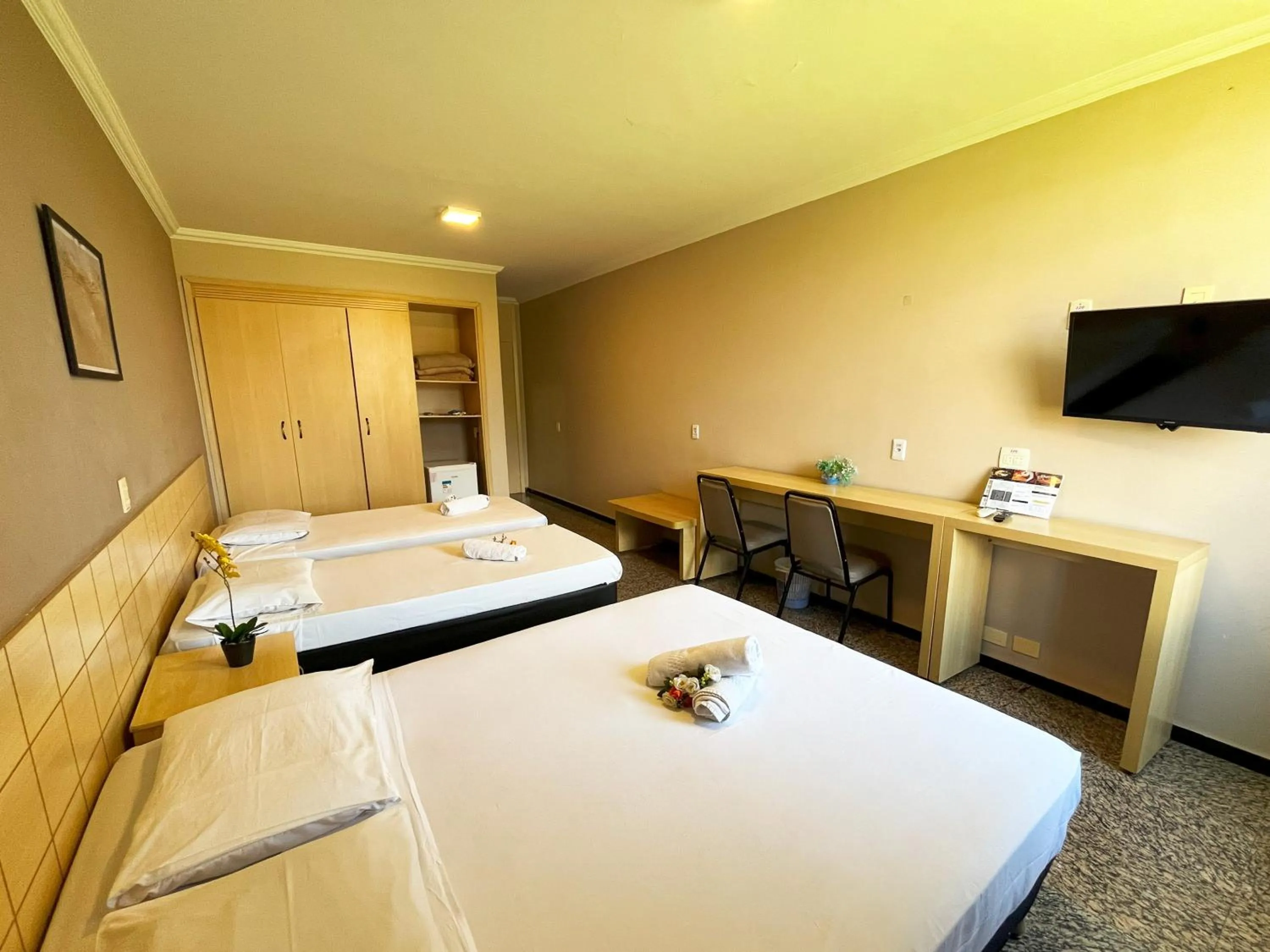 Bed in Hotel Diplomat by Bsb Inn