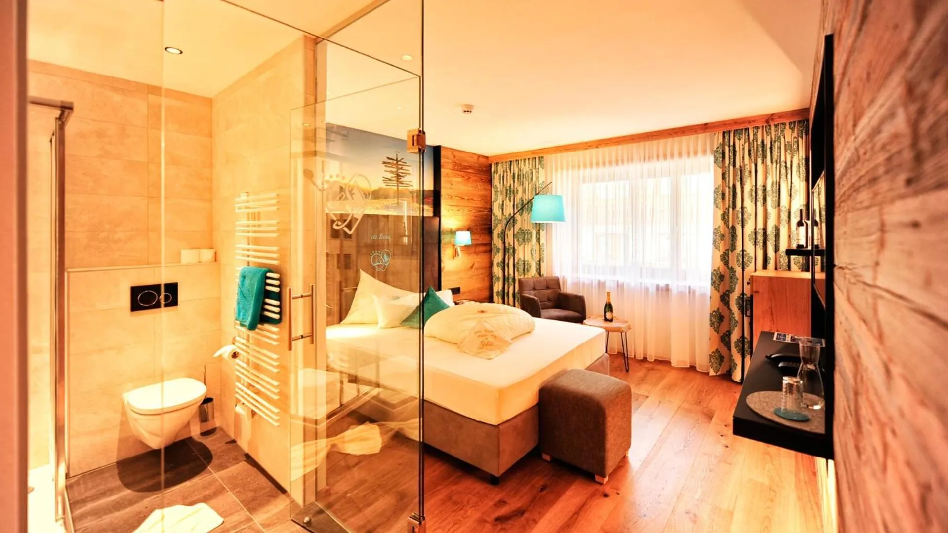 Bathroom, Bed in Hotel Garni Stefanie