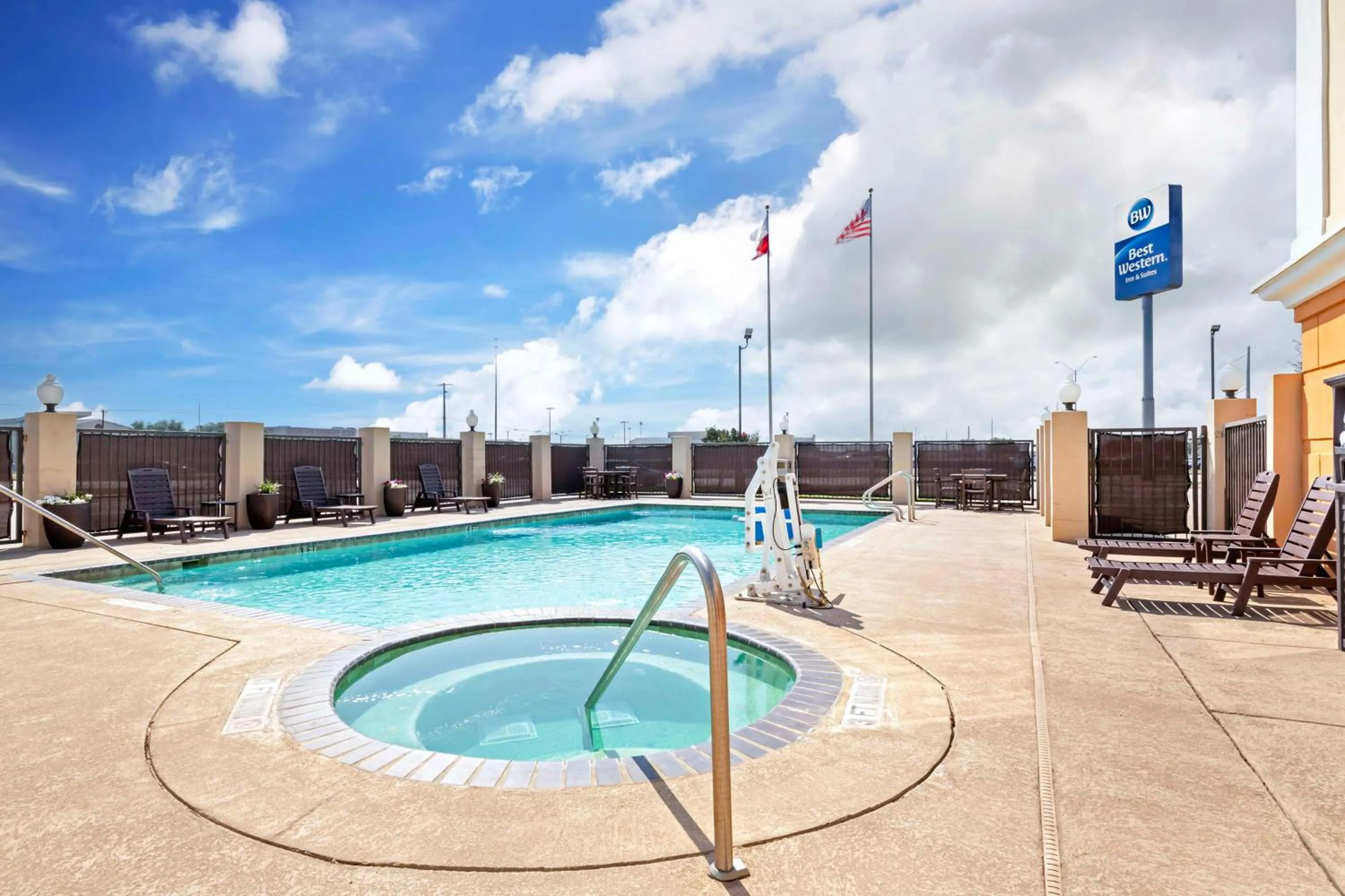 Pool view in Best Western Inn & Suites New Braunfels