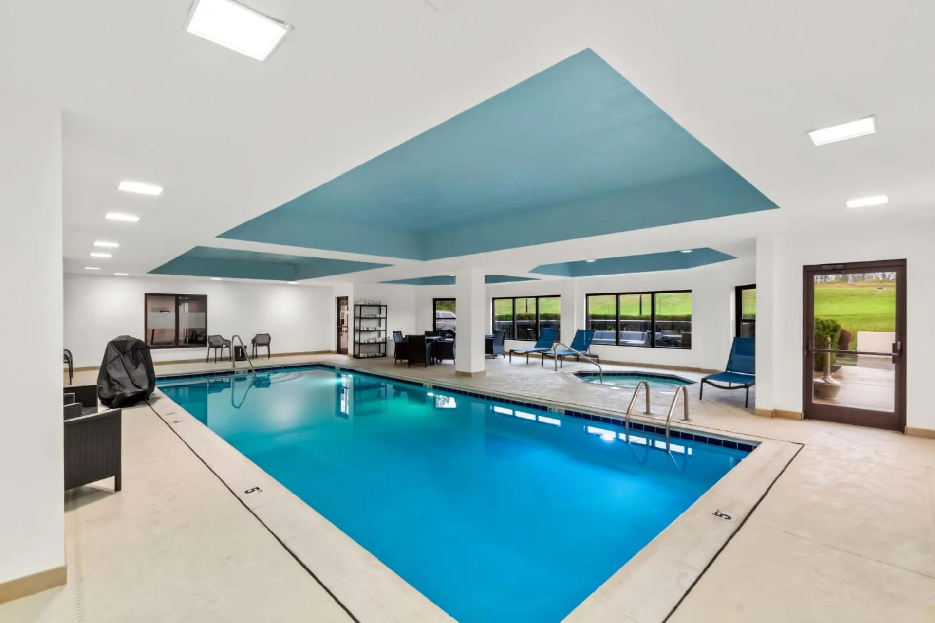 Swimming pool in Hampton Inn Lexington - Georgetown I-75