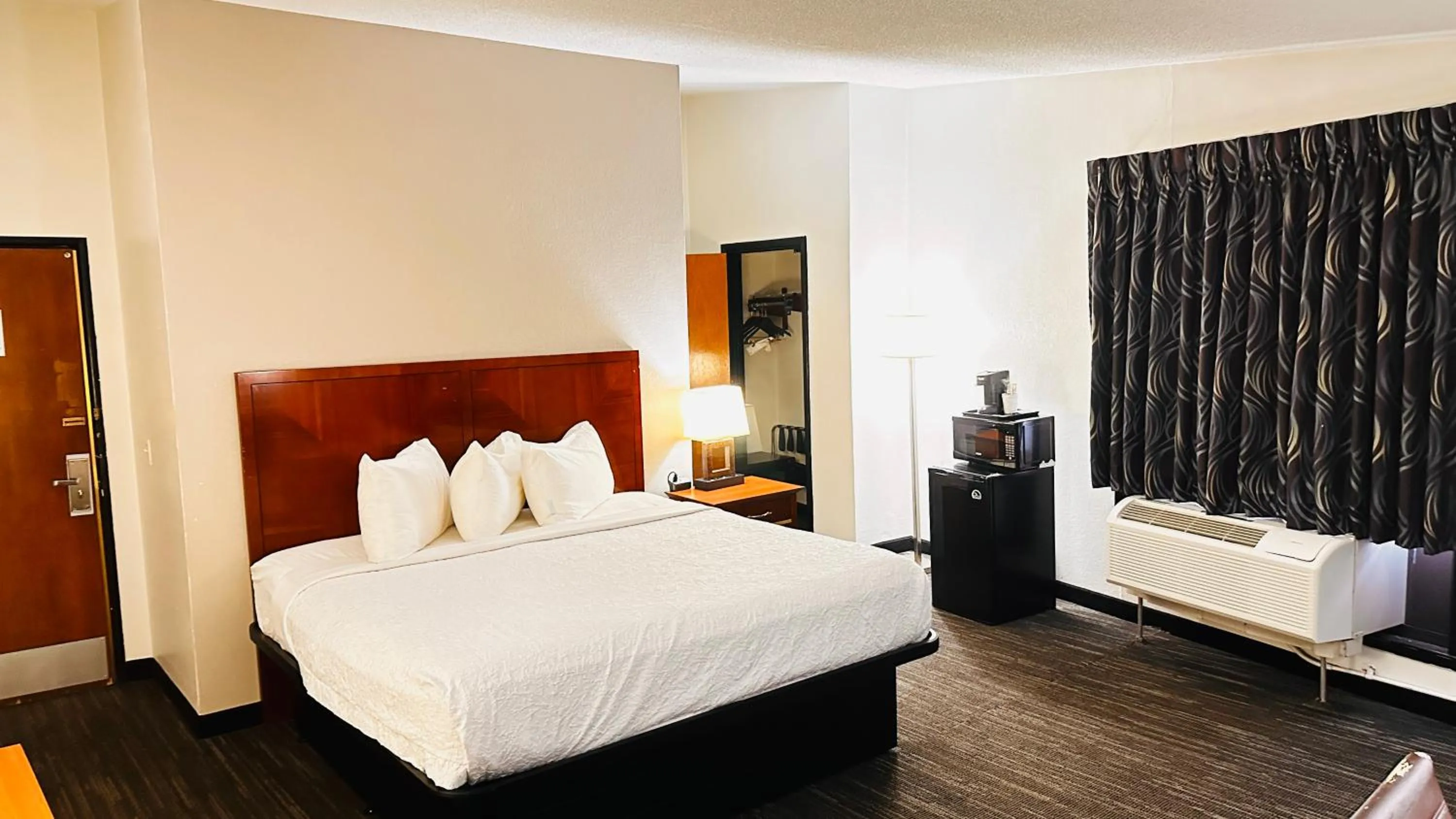 Photo of the whole room, Bed in Quality Inn St Paul-Minneapolis-Midway