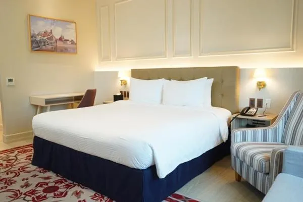 Property building, Bed in The Monarch Hotel