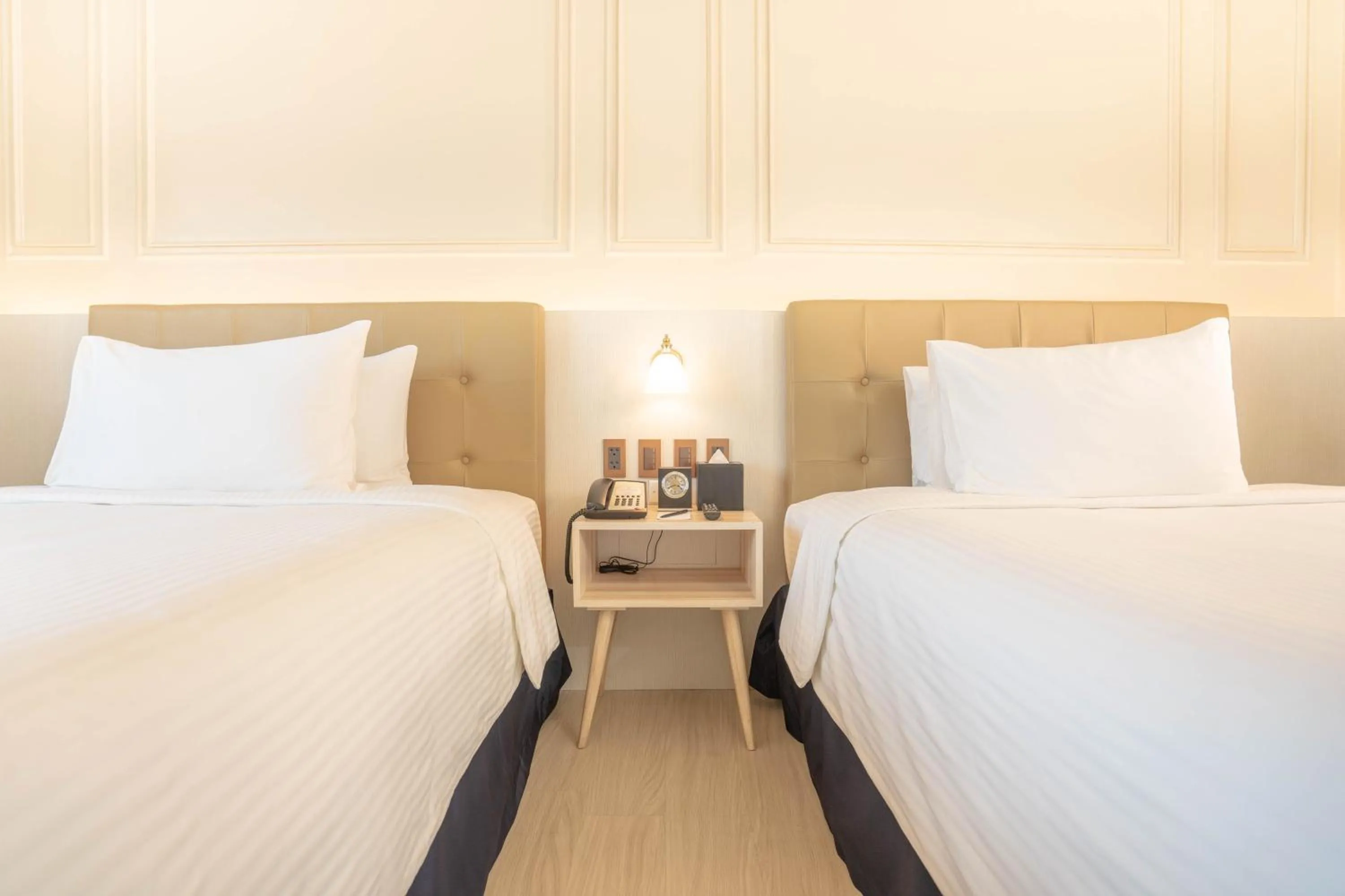 Property building, Bed in The Monarch Hotel