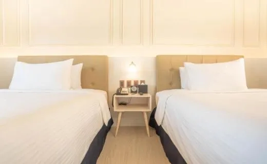 Property building, Bed in The Monarch Hotel