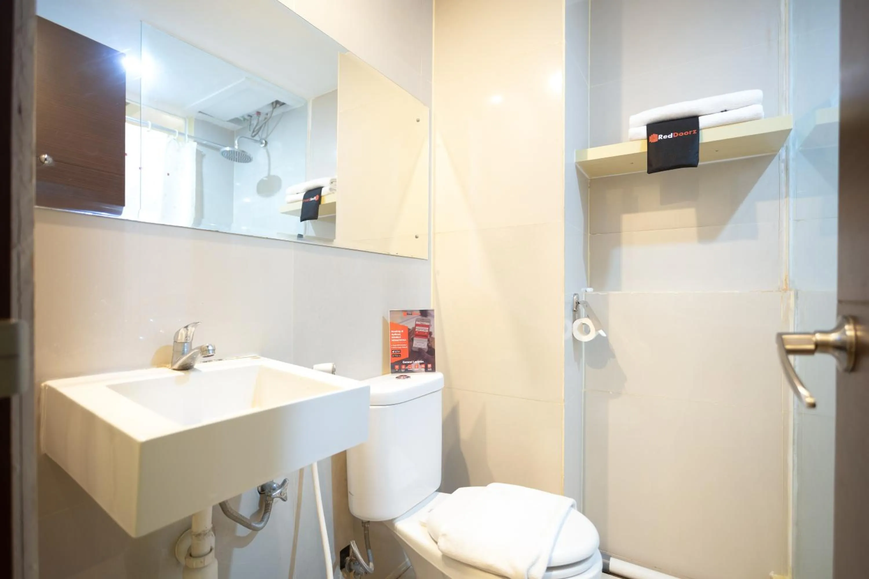 Bathroom in RedDoorz Apartment at Bogor Valley