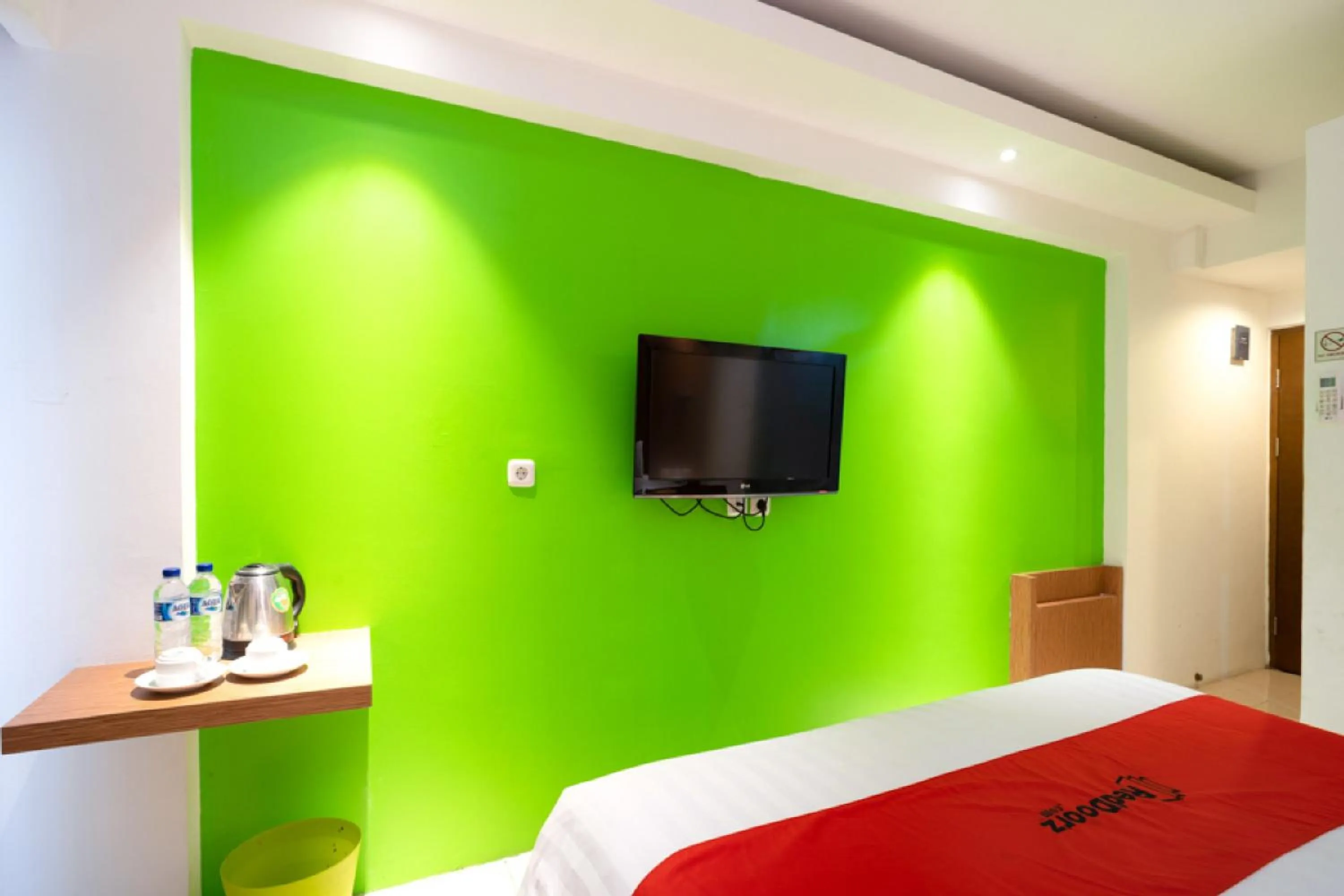 TV and multimedia, Bed in RedDoorz Apartment at Bogor Valley