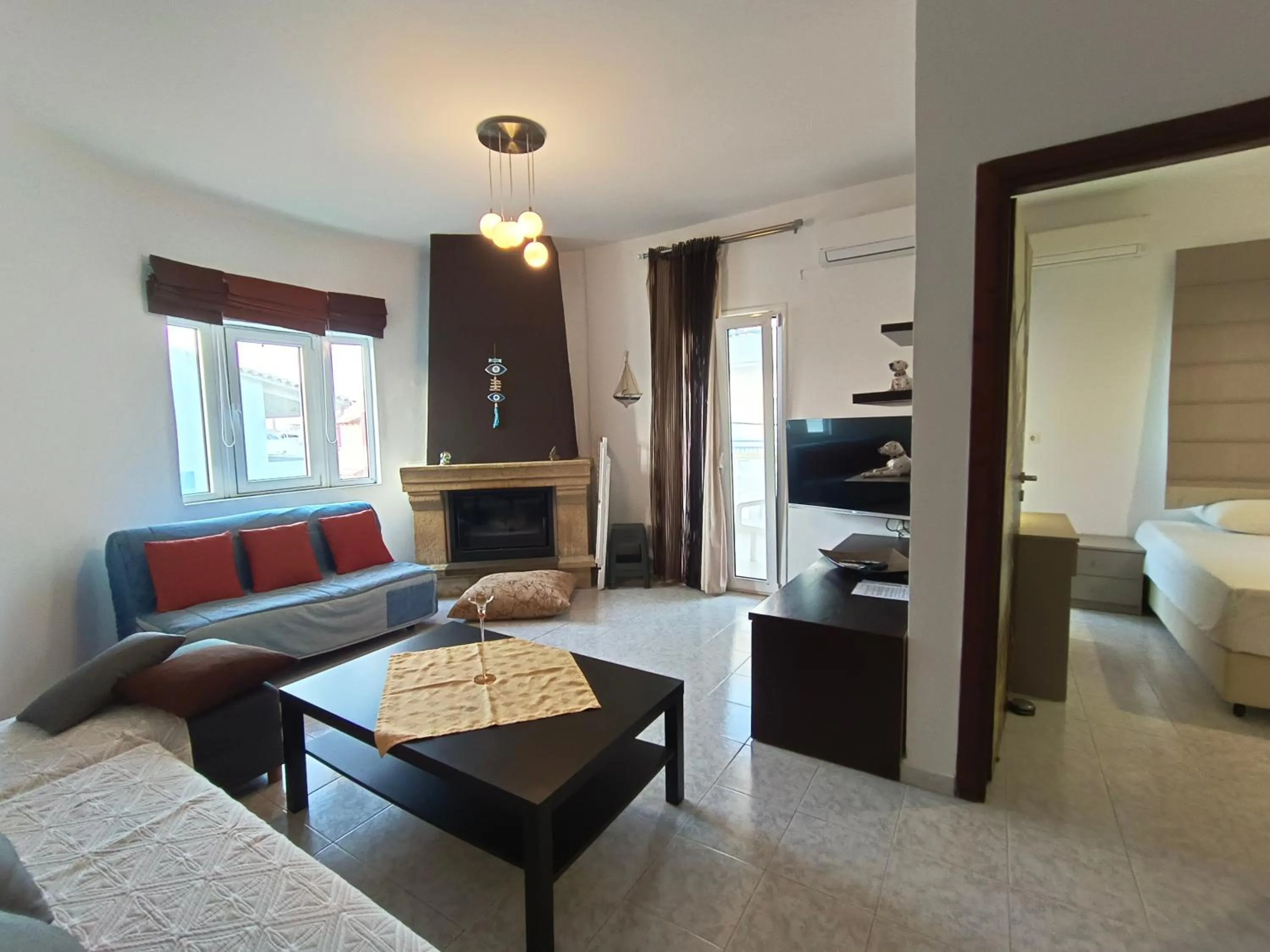 Living room, Bed in Albatross Apartments