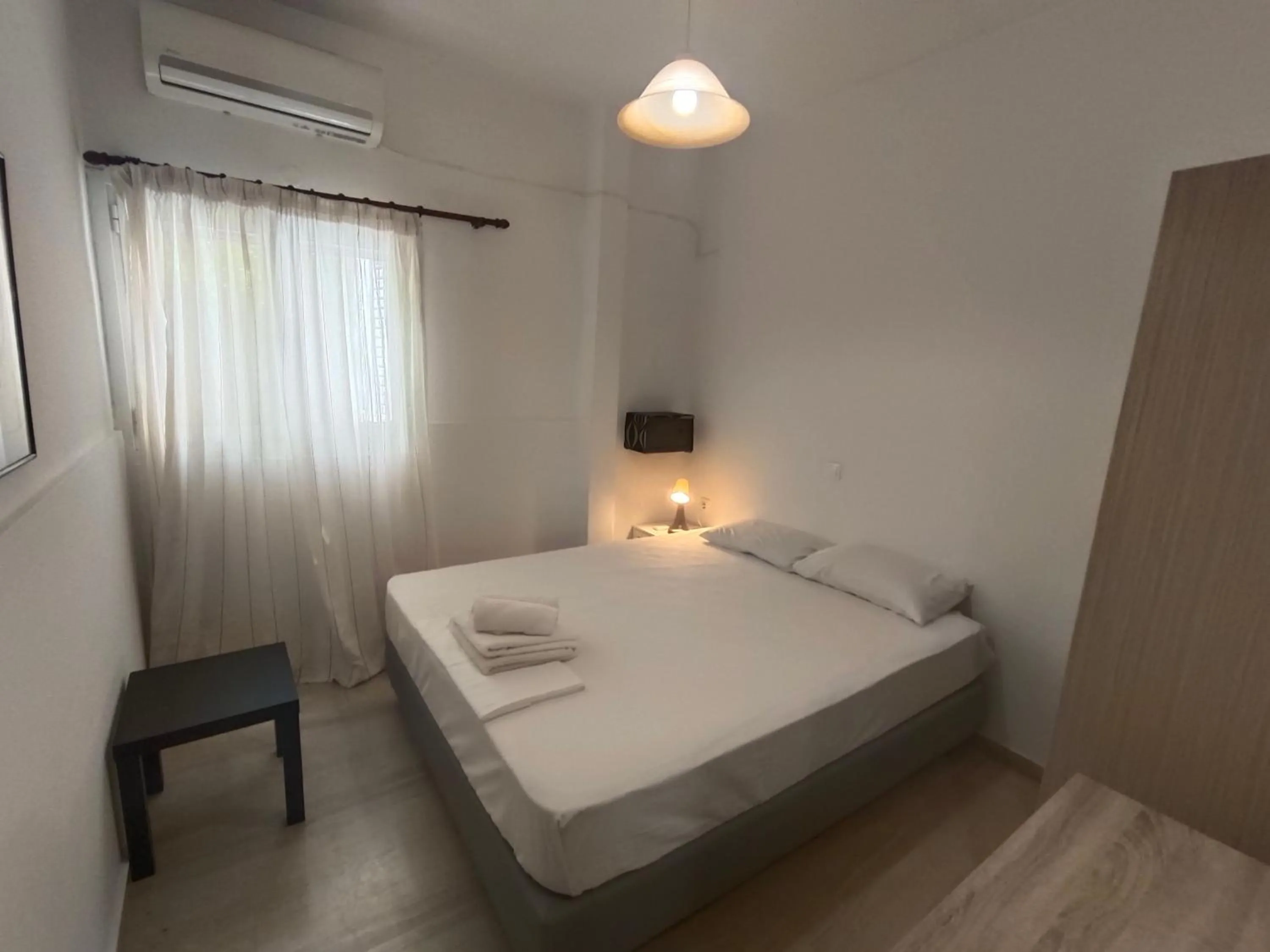 Bedroom, Bed in Albatross Apartments