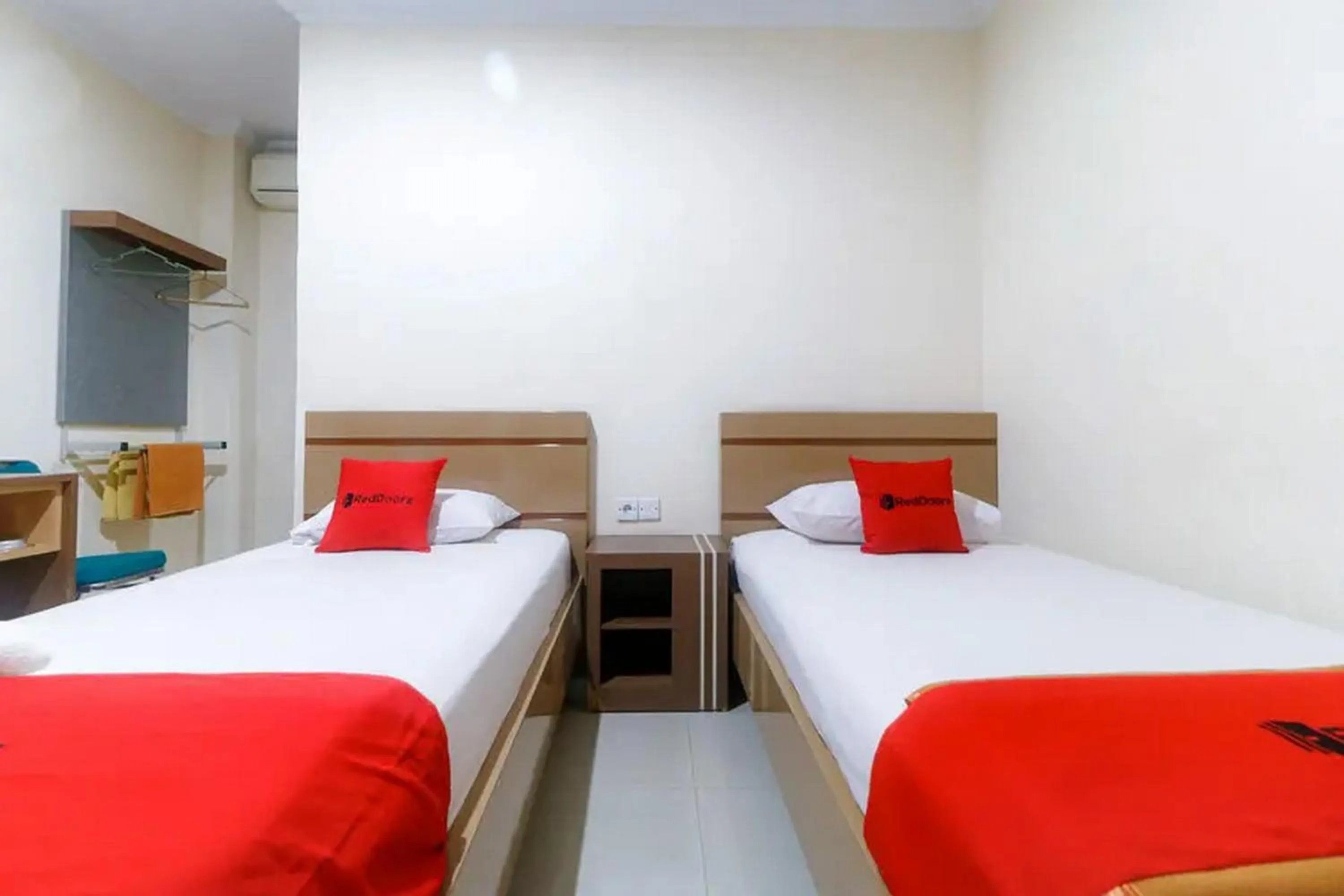 Bedroom, Bed in RedDoorz Plus near WTC Batanghari Mall